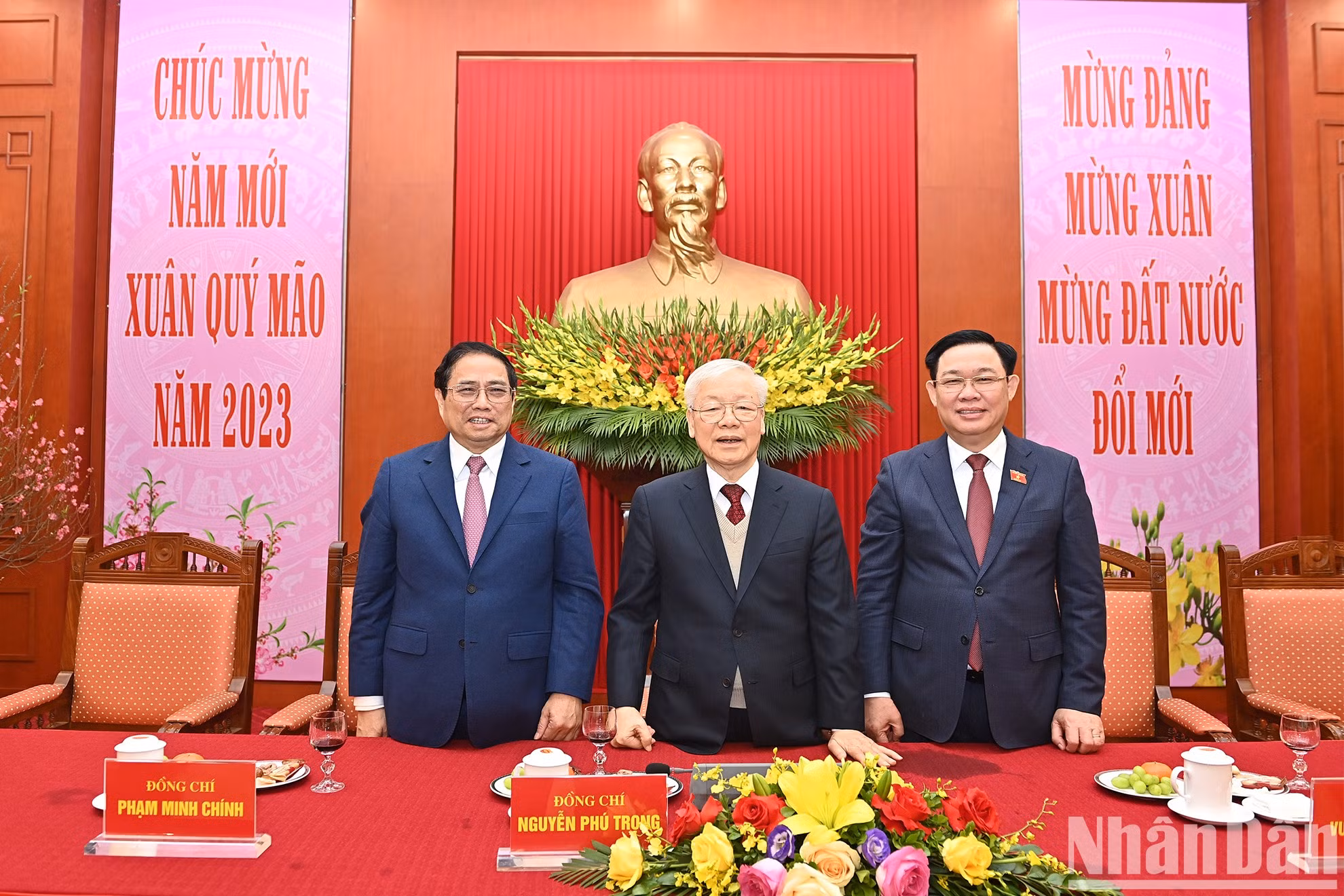 El secretario general del PCV, Nguyen Phu Trong, el primer ministro, Pham Minh Chinh, y el presidente de la Asamblea Nacional, Vuong Dinh Hue, en la cita.