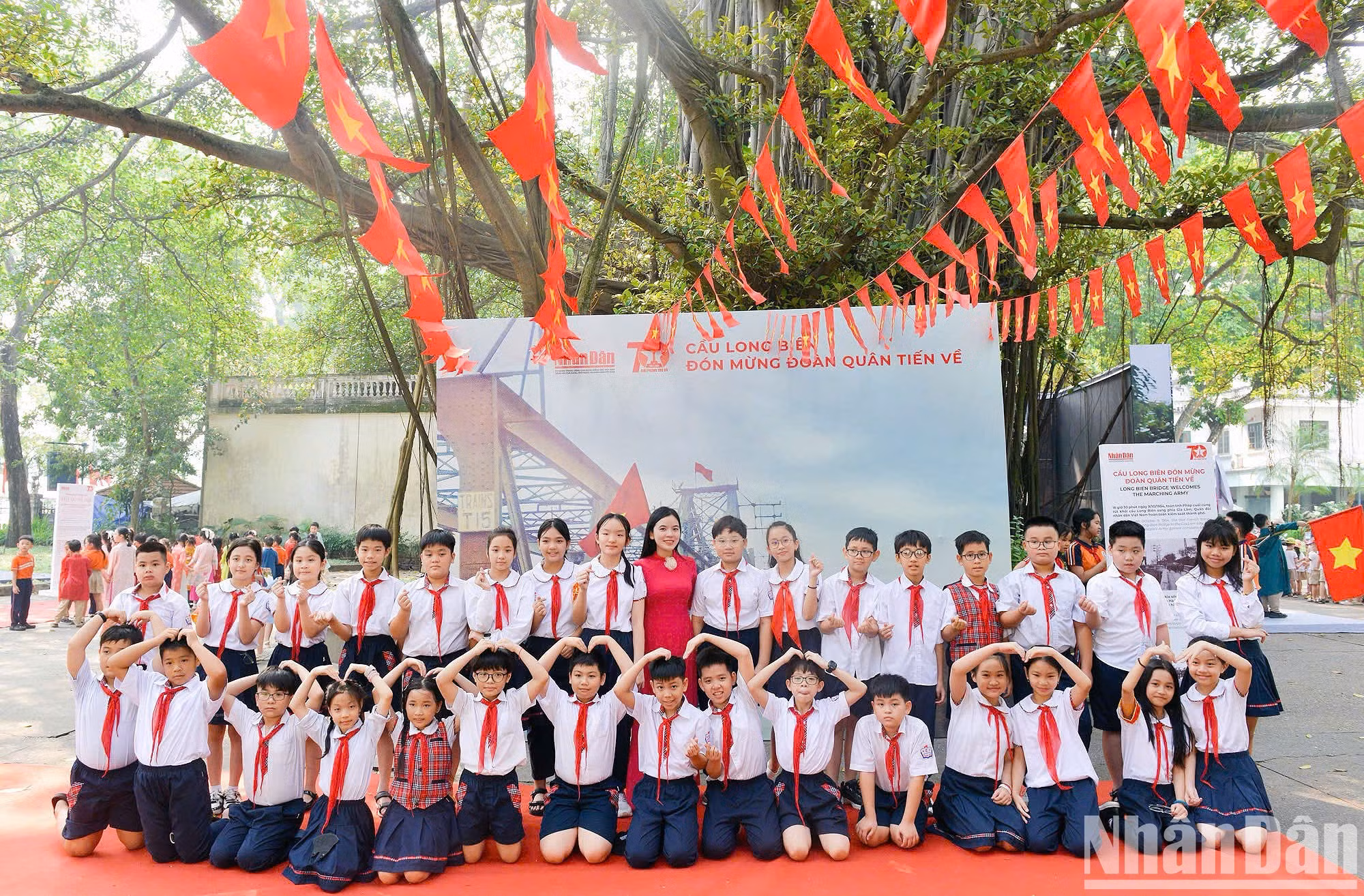 La maestra y estudiantes de la escuela primaria Thang Long, en el distrito de Hoan Kiem, visitan la exposición.