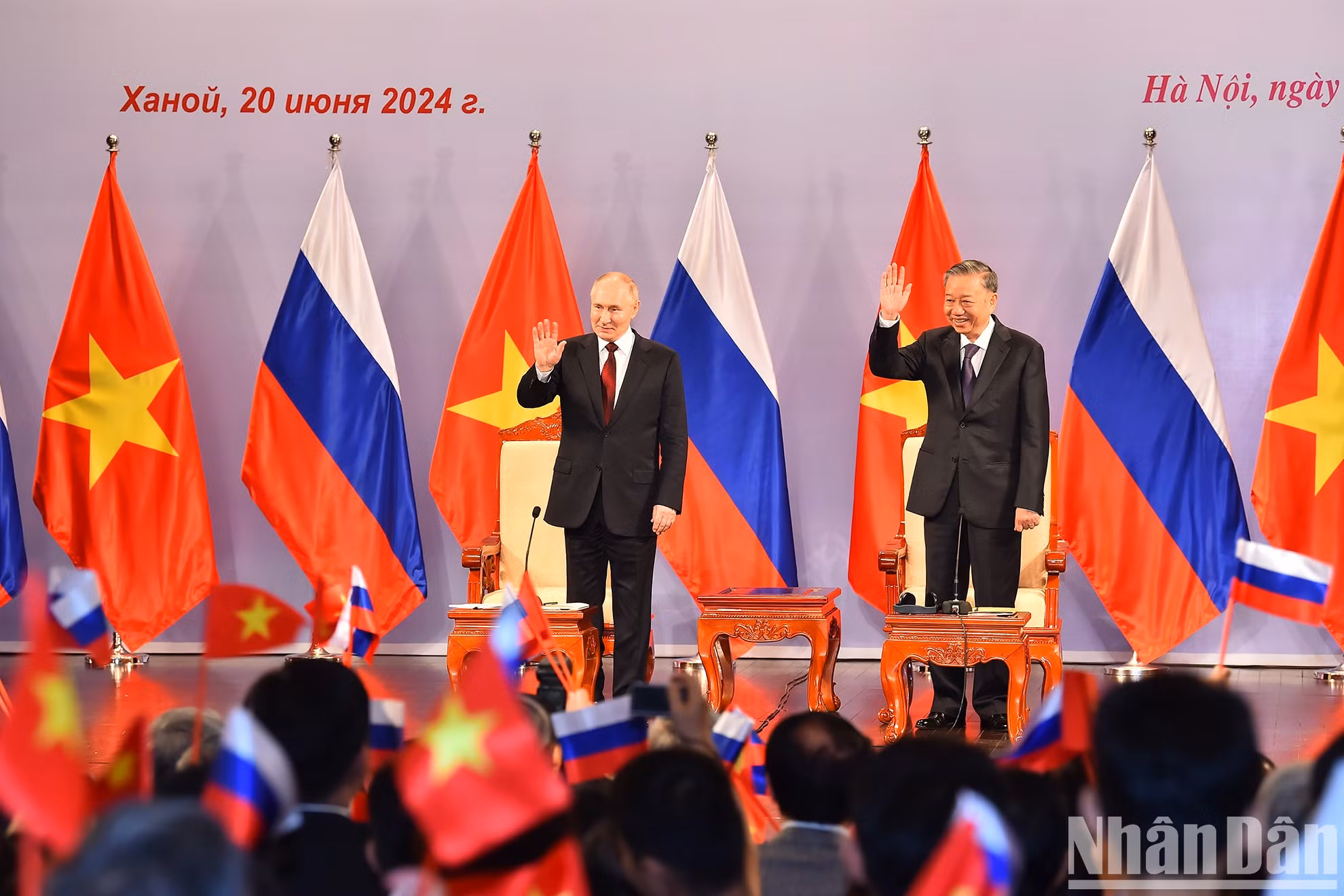 El presidente de Vietnam, To Lam y su par ruso, Vladimir Putin, en el acto.