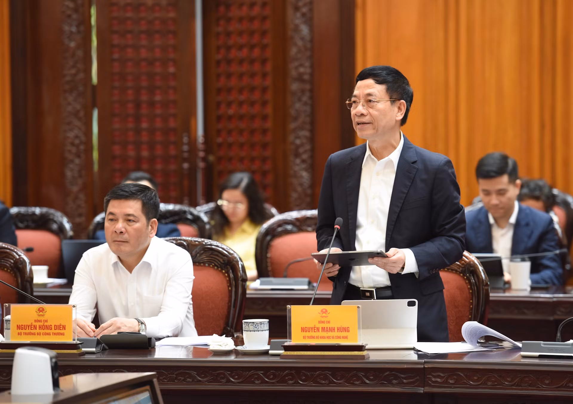 El ministro de Ciencia y Tecnología, Nguyen Manh Hung, habla en la reunión.