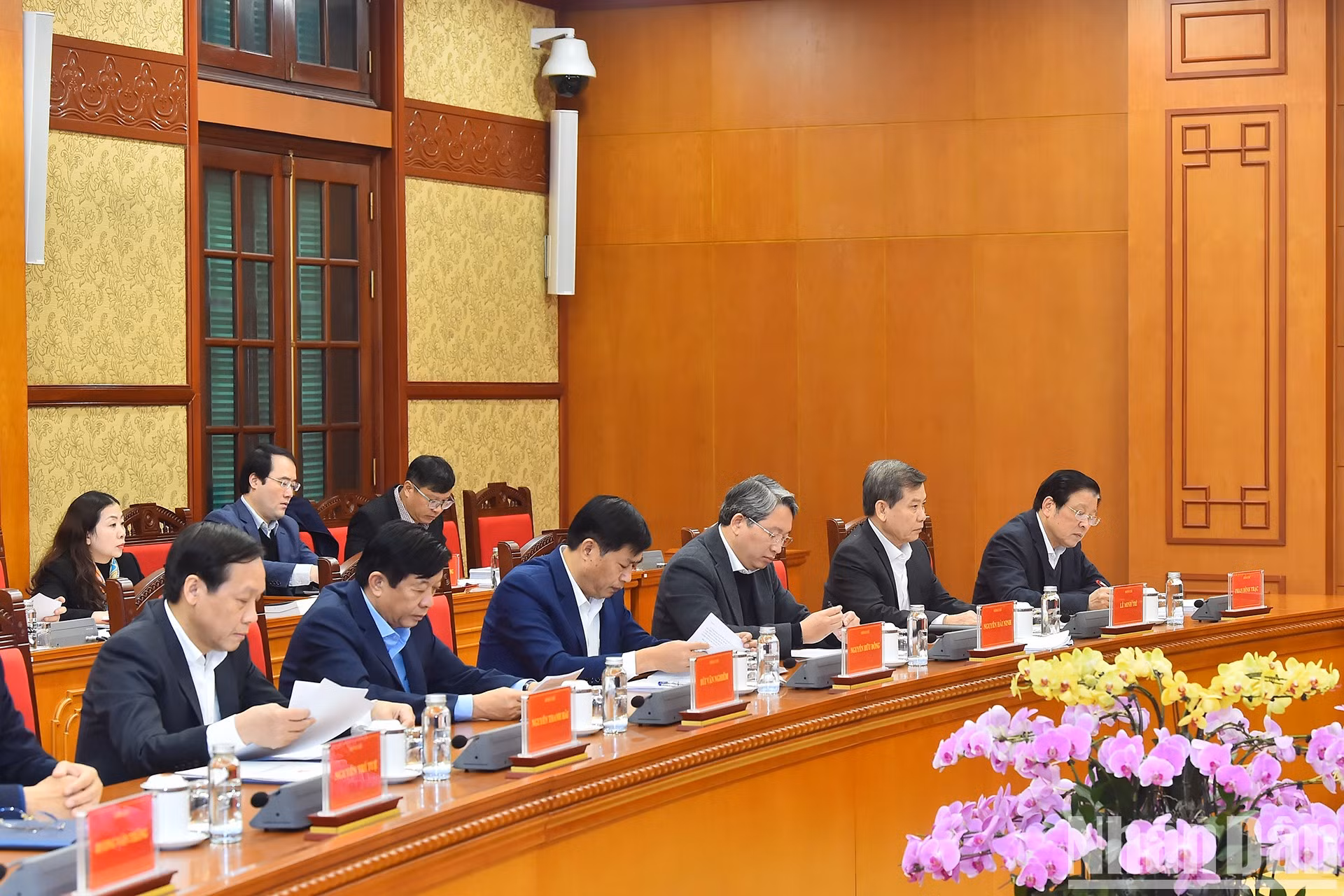 El miembro del Buró Político, secretario del Comité Central del Partido Comunista de Vietnam y jefe de su Comisión de Asuntos Internos, Phan Dinh Trac, y otros delegados en la cita.