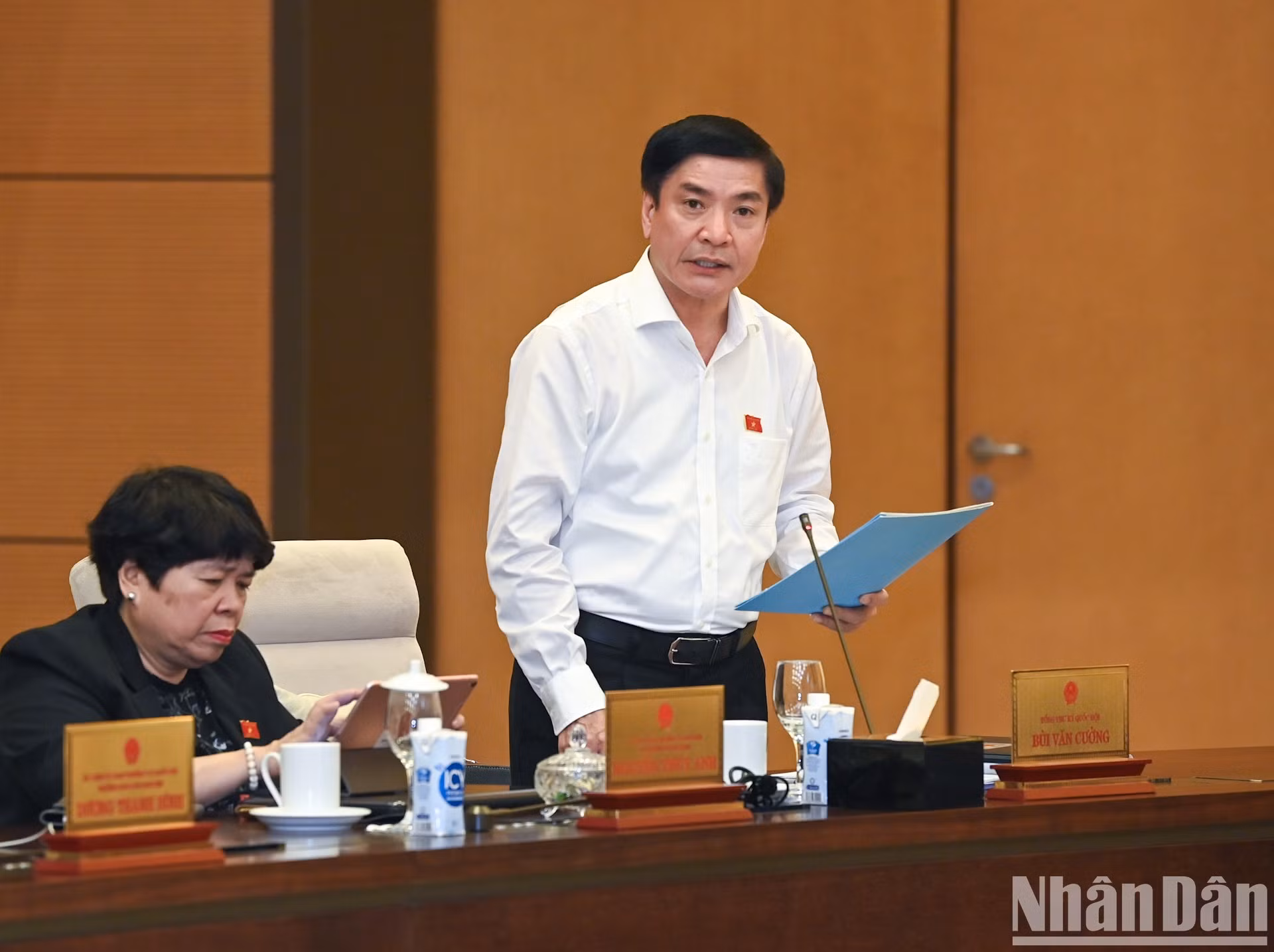 El secretario general de la Asamblea Nacional y presidente de su Oficina, Bui Van Cuong, habla en la cita.
