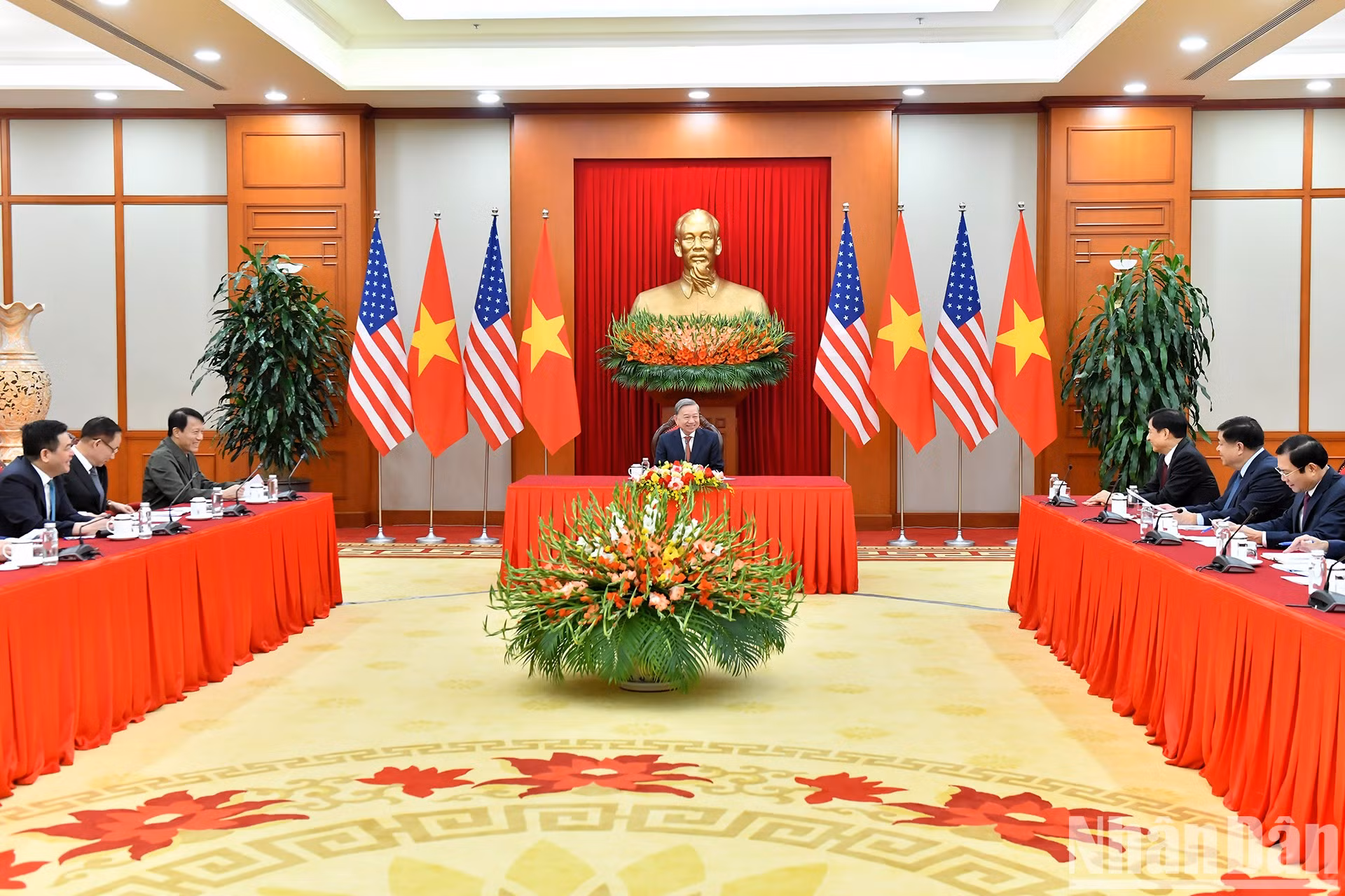El secretario general del Partido Comunista de Vietnam, To Lam, sostiene una llamada telefónica con el presidente electo de Estados Unidos, Donald Trump. El secretario general del Partido Comunista de Vietnam, To Lam, sostiene una llamada telefónica con el presidente electo de Estados Unidos, Donald Trump.
