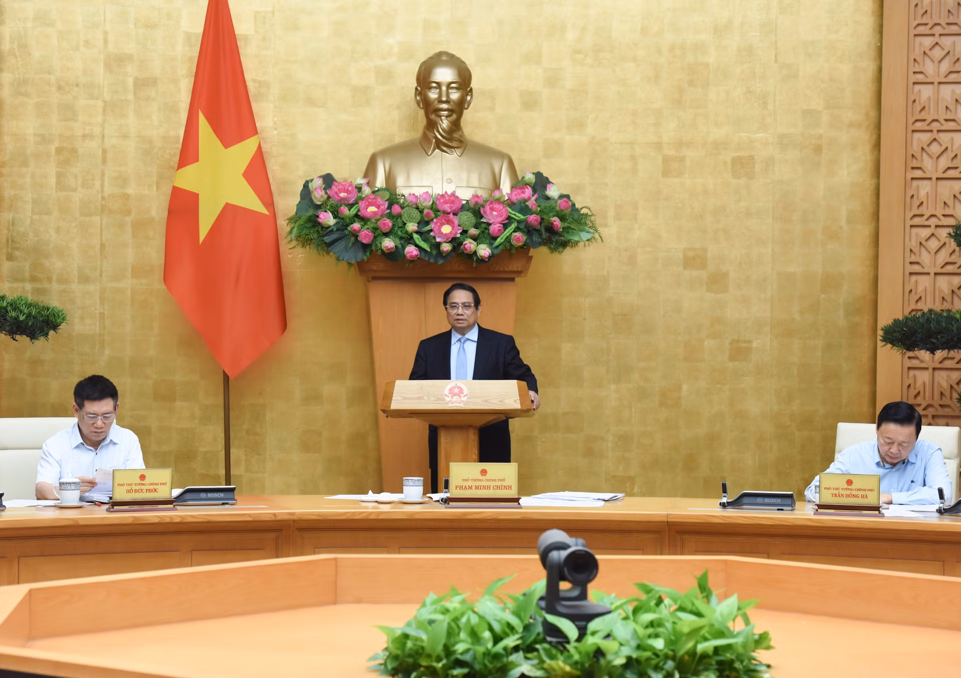[Foto] Premier vietnamita preside reunión temática sobre elaboración de leyes en abril de 2025