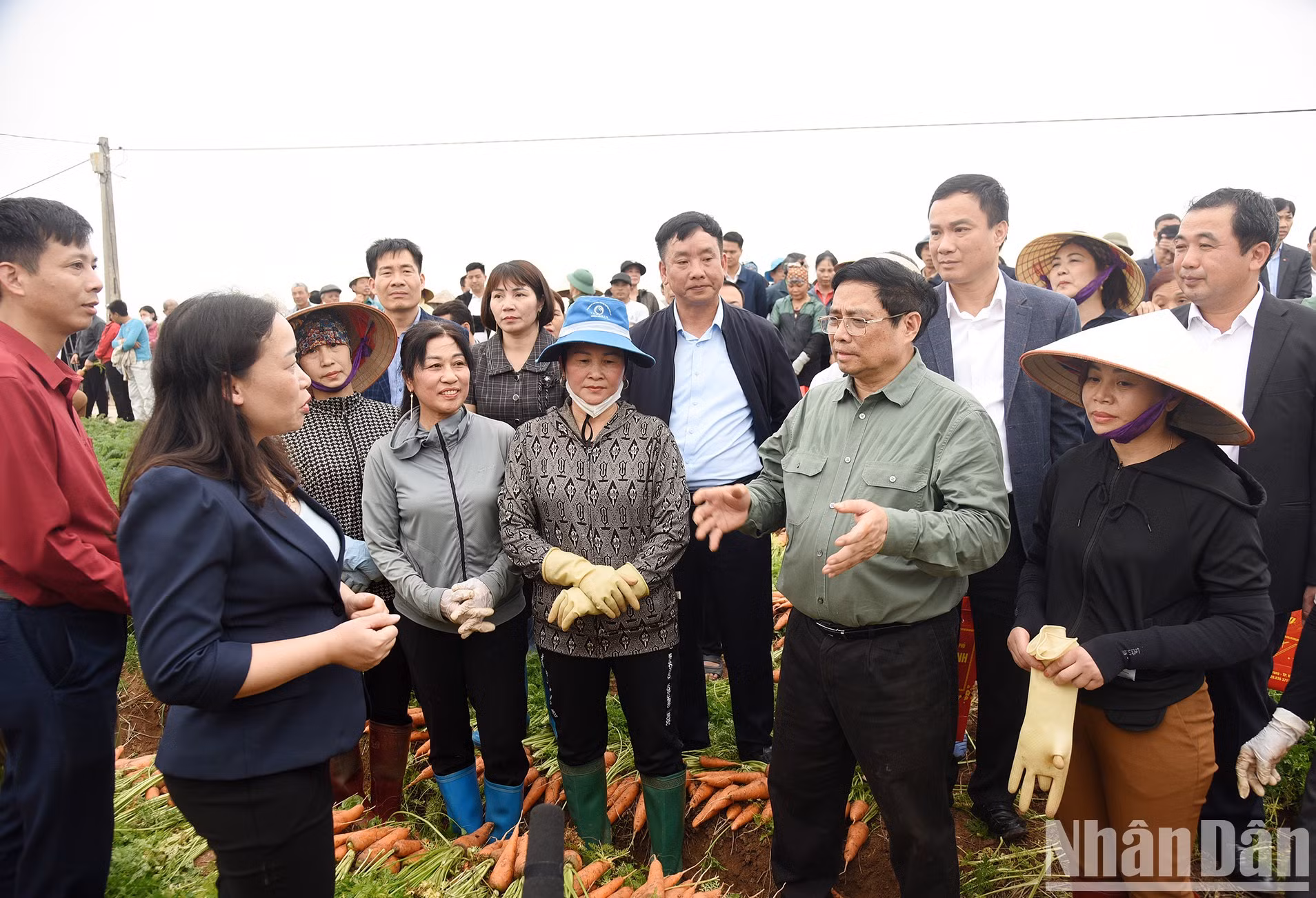Minh Chinh anima a los campesinos.