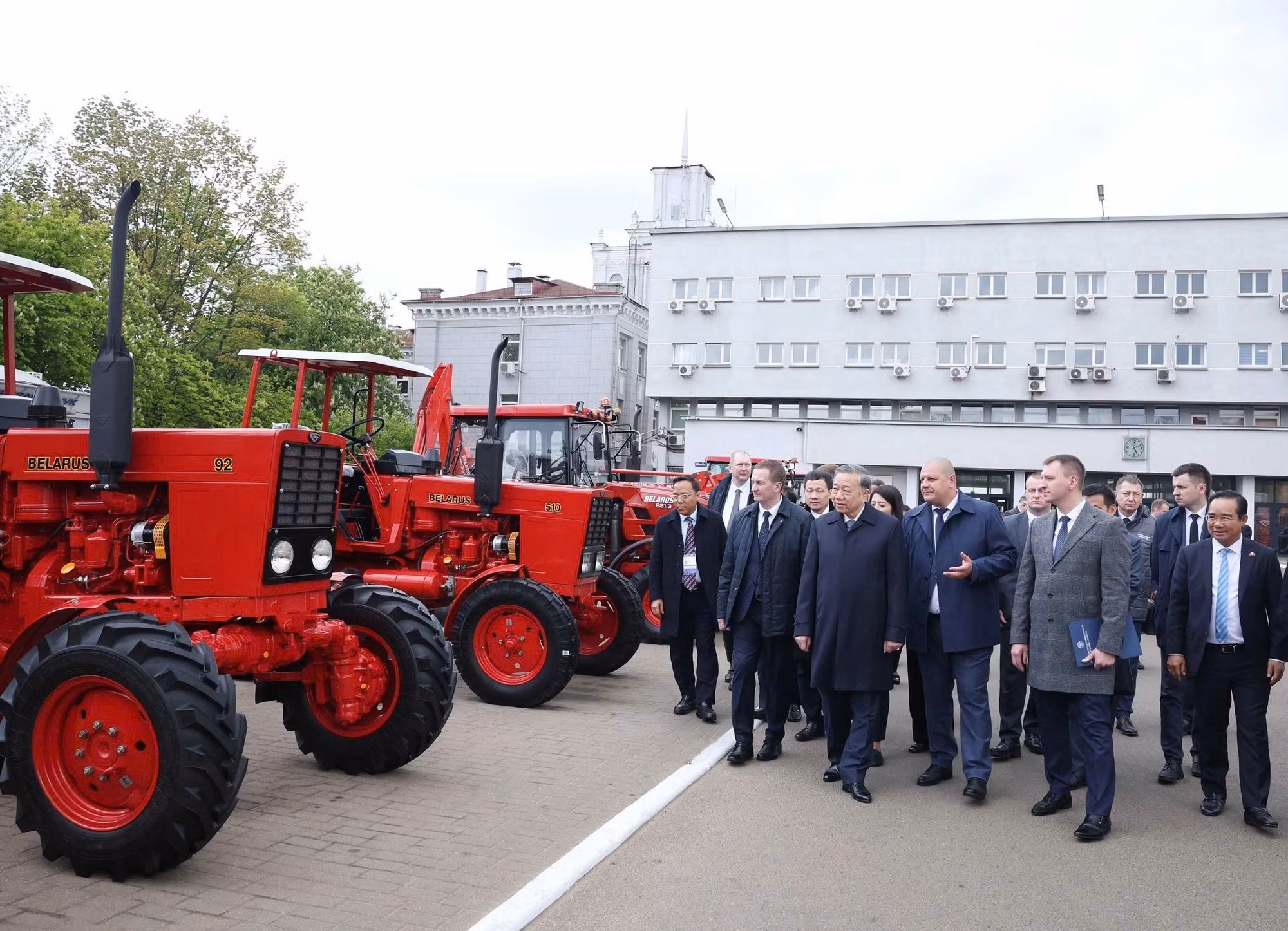 Los delegados visitan la planta de tractores de Minsk.