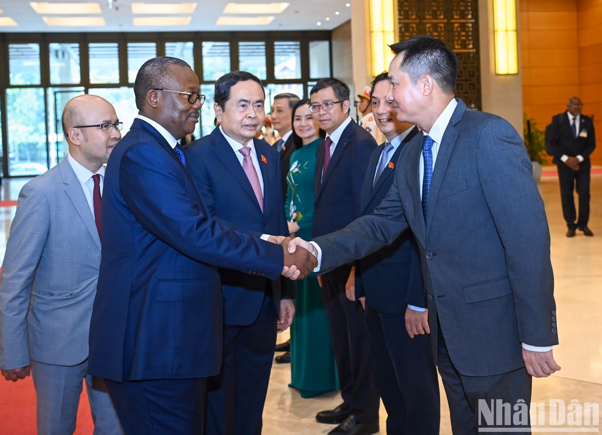 Thanh Man presenta al presidente bisauguineano los miembros de la Asamblea Nacional vietnamita.