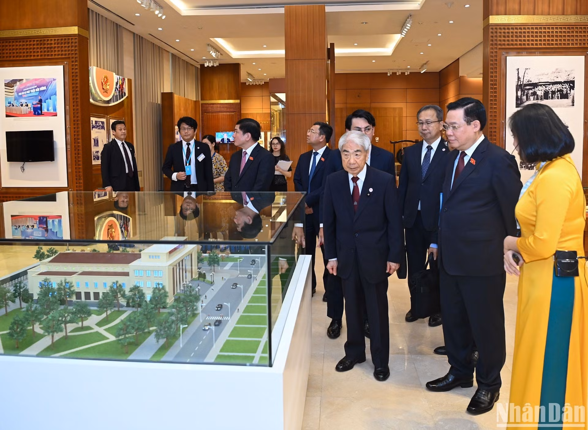 Ambos dirigentes visitan la Casa Memorial de la Asamblea Nacional vietnamita.