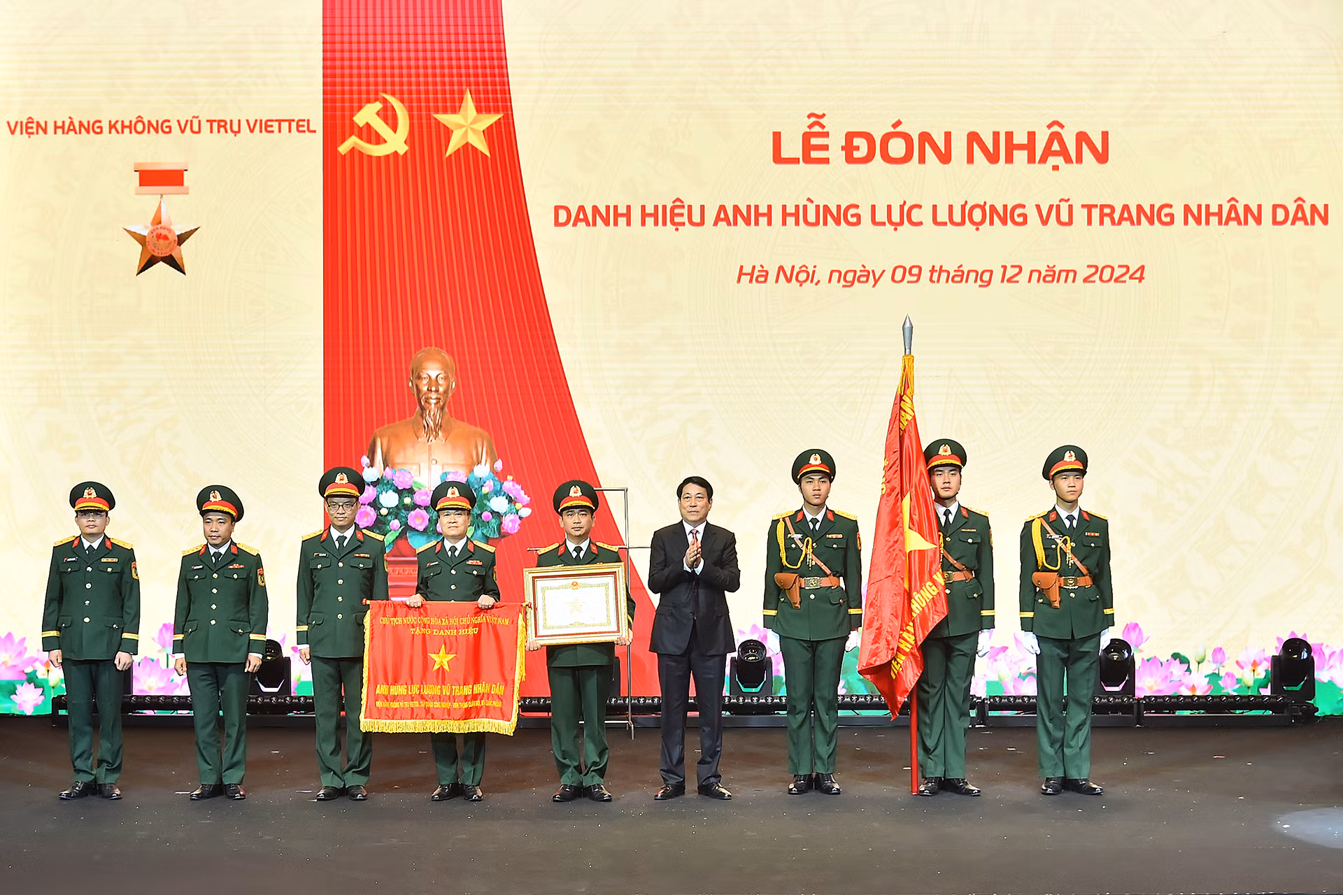 [Foto] Presidente otorga el título de Héroe de las Fuerzas Armadas del Pueblo al Instituto Aeroespacial Viettel