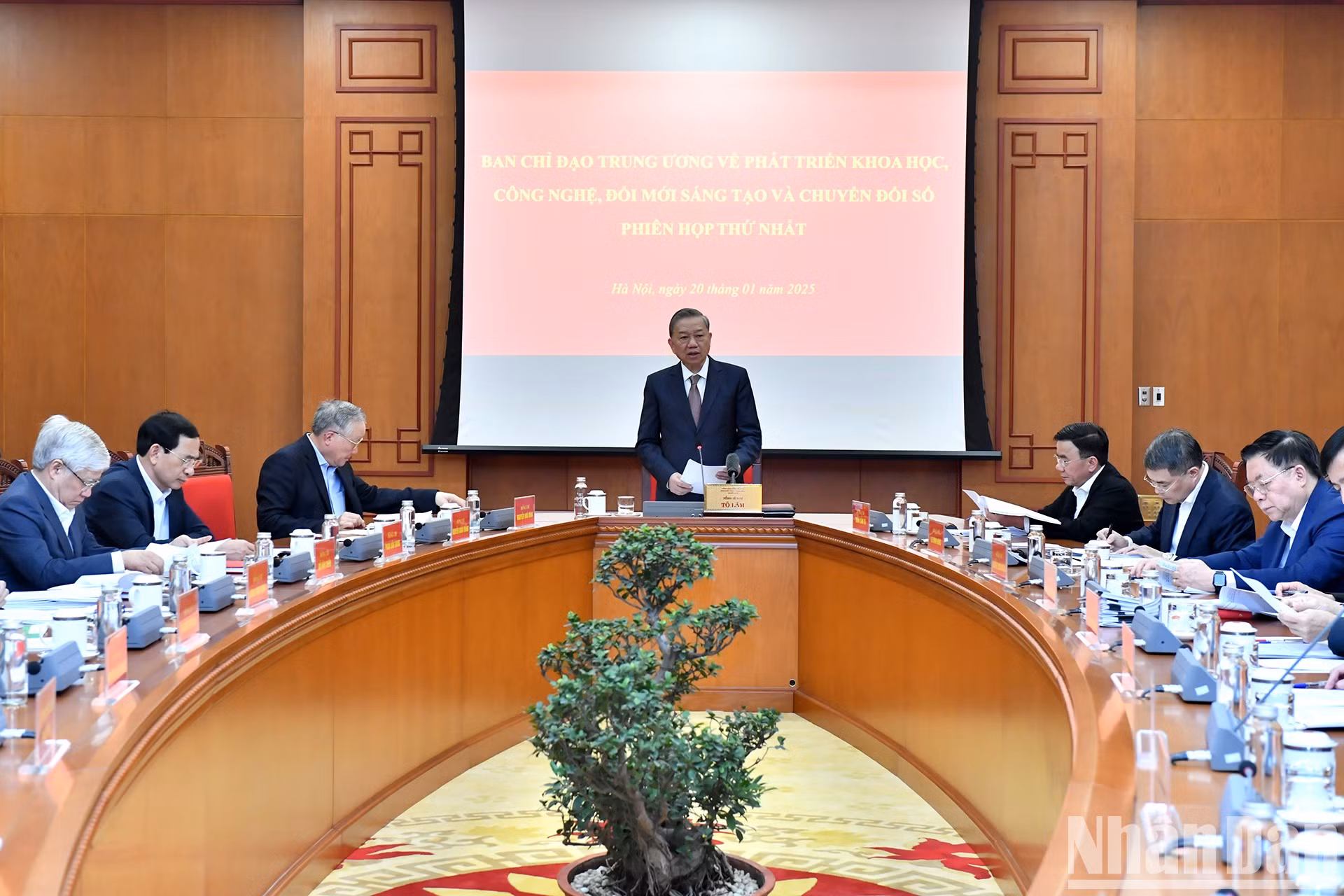 El secretario general del Partido Comunista de Vietnam, To Lam, habla en el evento