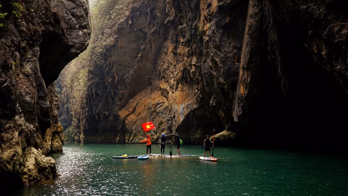Para bajar por el cañón de Khau Vai, los visitantes van al muelle homónimo y compran boletos para un paseo en bote por el río Nho Que. Una de las actividades que los turistas deben experimentar en este lugar es el kayak y el SUP.