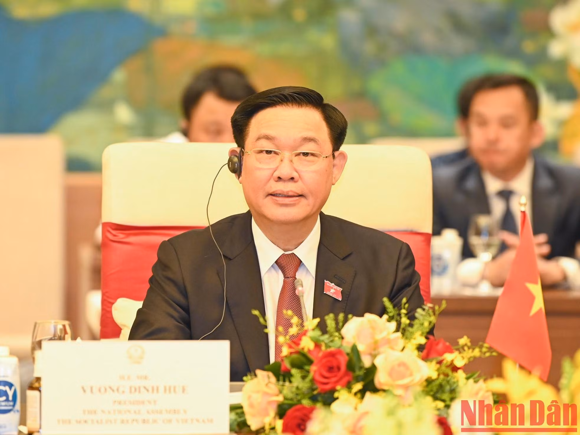 Dinh Hue, habla en la cita.