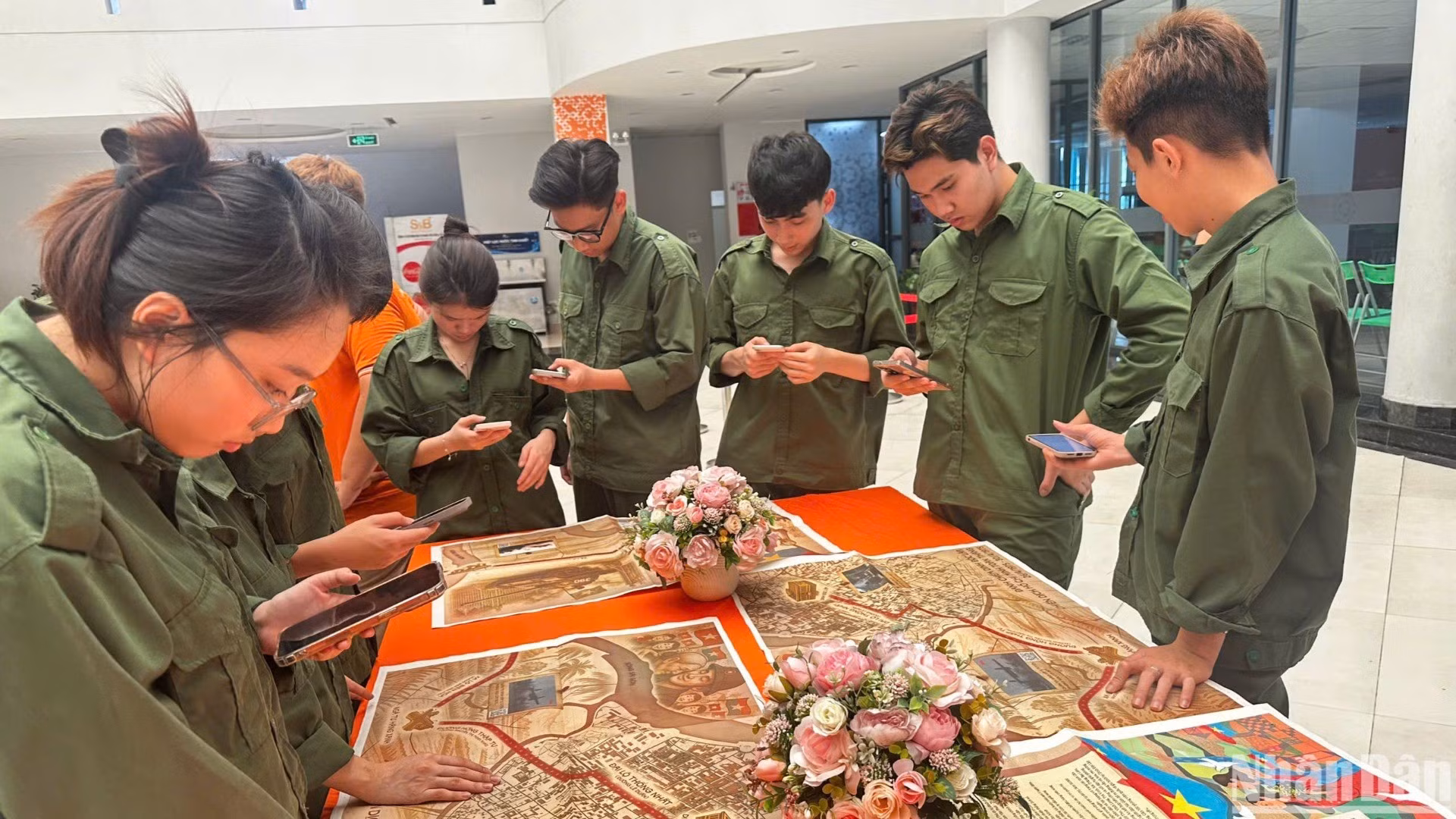 Los estudiantes de la escuela secundaria FPT de Can Tho muestran su entusiasmo por la tecnología en el suplemento.