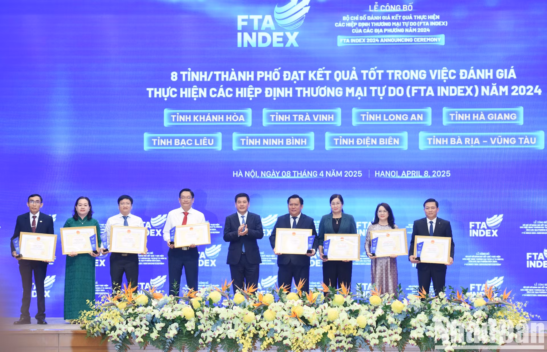 Hong Dien otorga certificados de mérito a las provincias y ciudades con buenos logros en la evaluación de los resultados de la implementación de los TLC en 2024.