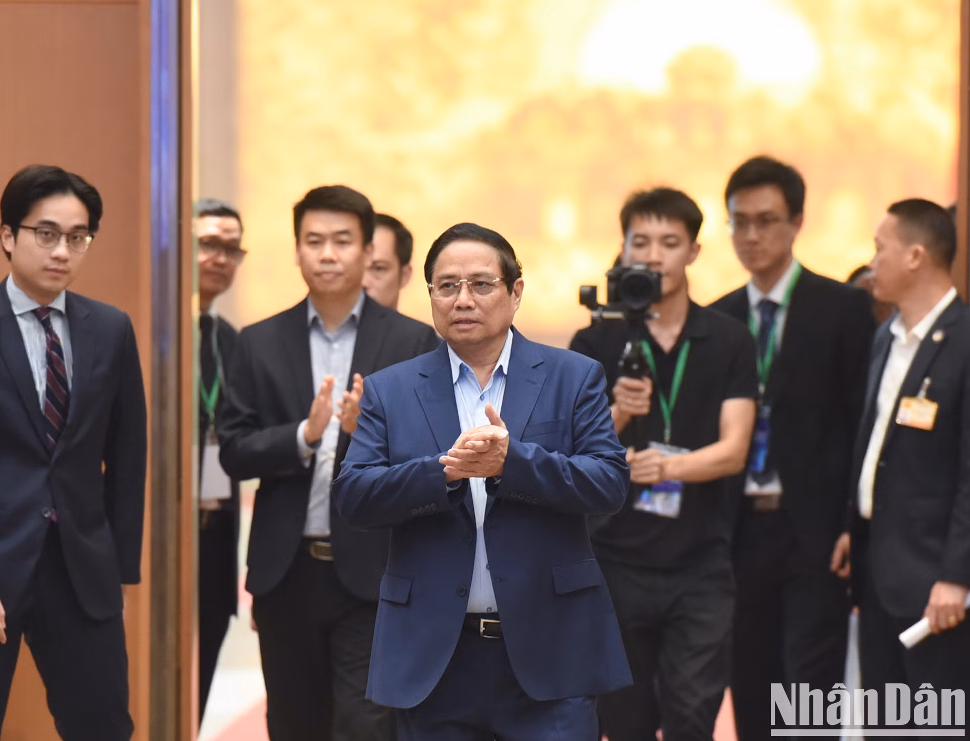 El primer ministro de Vietnam, Pham Minh Chinh, llega a la cita.