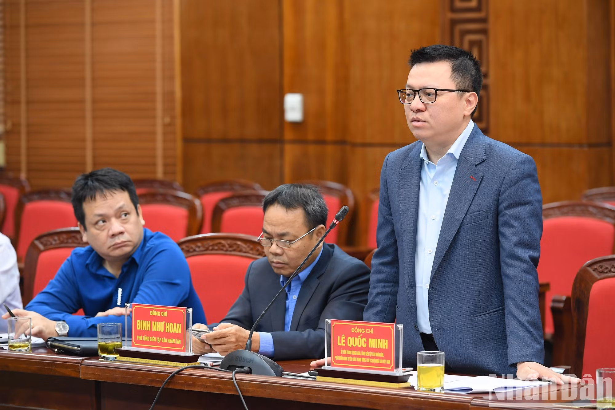 Le Quoc Minh, también subjefe de la Comisión de Comunicación y Educación del PCV y presidente de la Asociación de Periodistas del país, interviene en la reunión.
