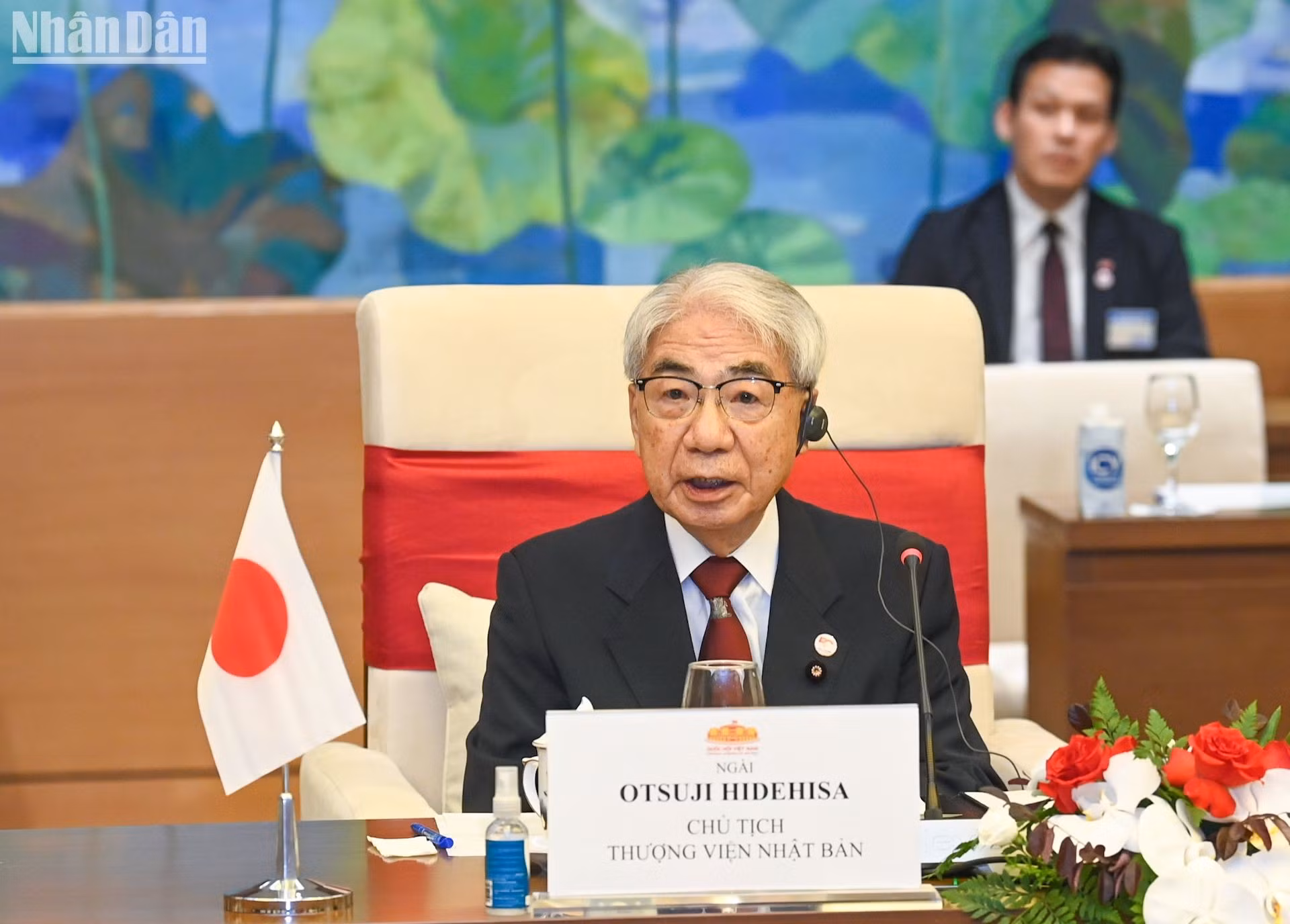 Interviene Otsuji Hidehisa.