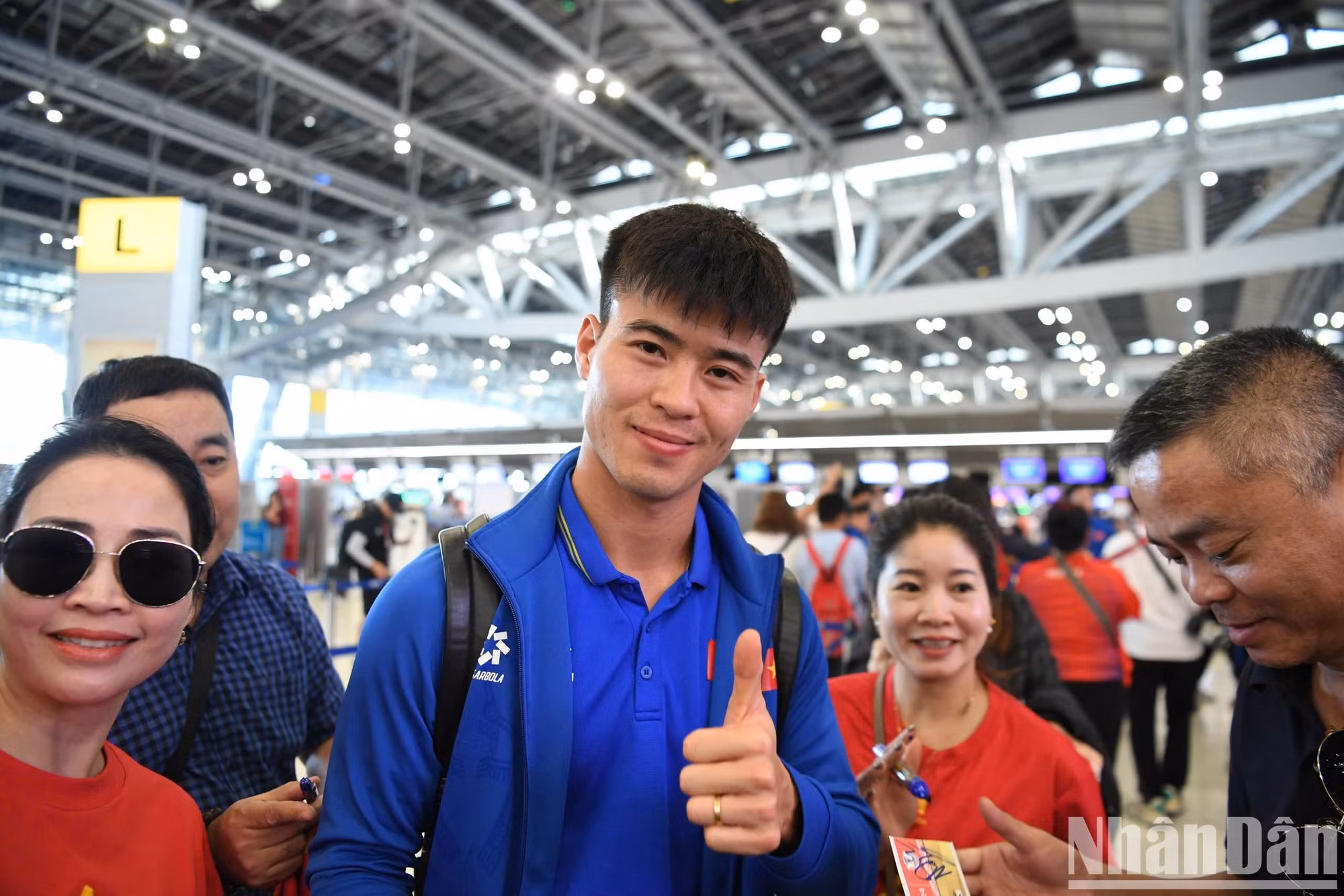 El defensa Duy Manh con sus fans. El defensa Duy Manh con sus fans.