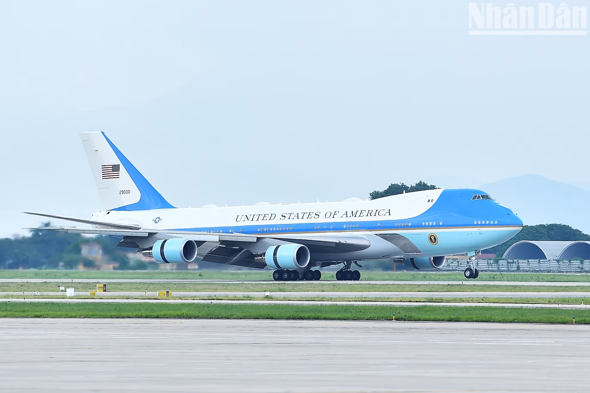 El Air Force One que transporta al presidente Joe Biden y a la delegación de alto rango de Estados Unidos aterriza en el aeropuerto internacional de Noi Bai.