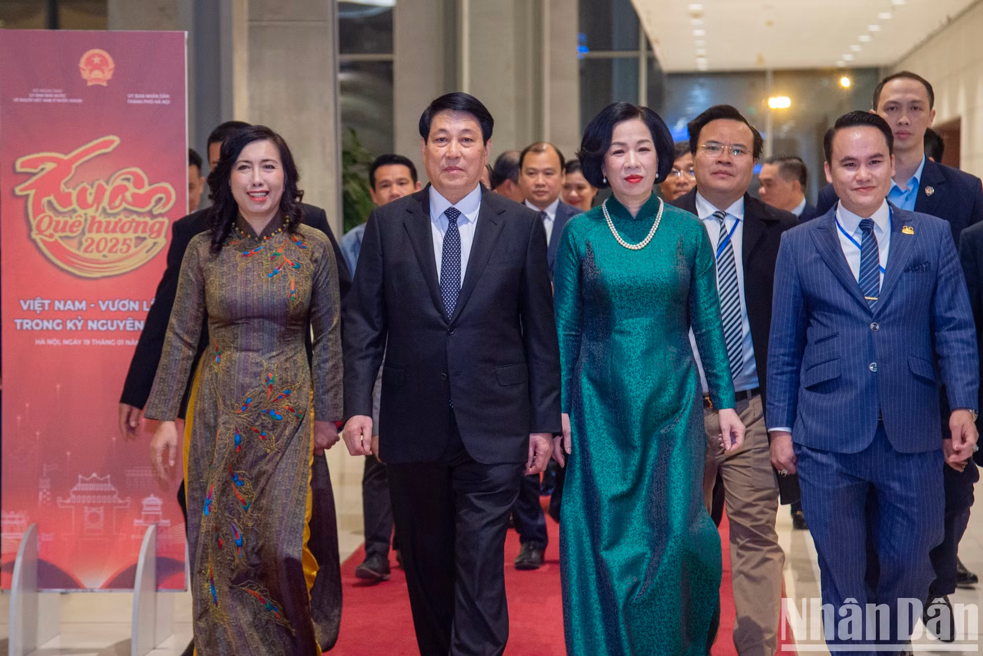 El presidente de Vietnam, Luong Cuong, y su esposa llegan al Centro Nacional de Convenciones, donde se lleva a cabo el evento.