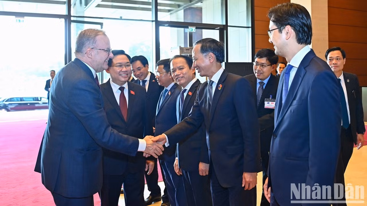 Dinh Hue presenta al premier australiano los delegados vietnamitas.