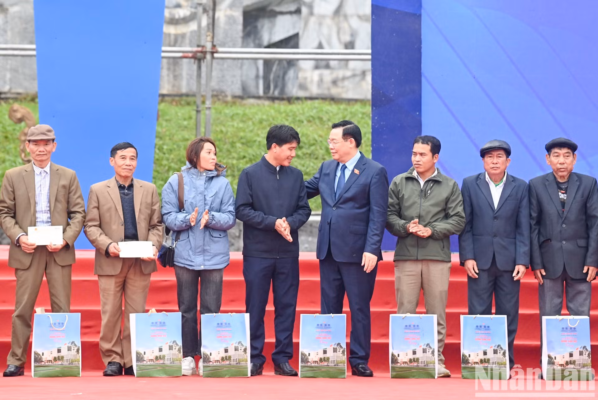 Dinh Hue entrega obsequios a ancianos y jefes de aldeas y las personas prestigiosas en los grupos étnicos minoritarios en Nghe An.