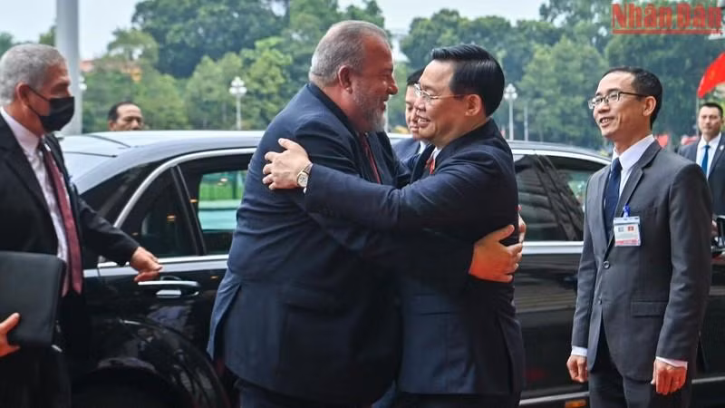[Foto] Máximo dirigente legislativo de Vietnam sostiene reunión con primer ministro de Cuba