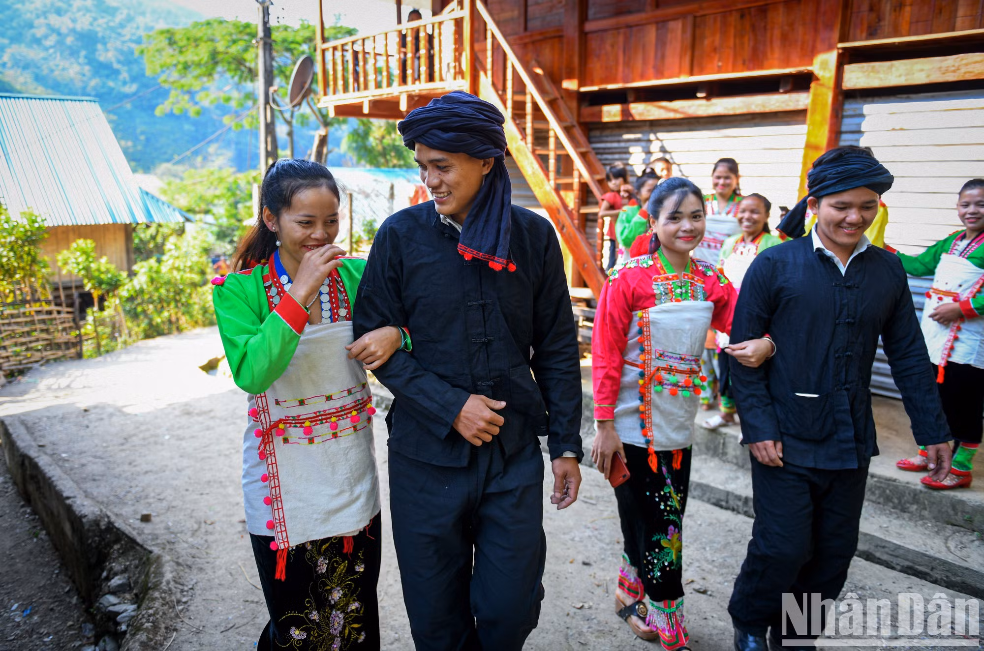 Parejas de etnia Mang se toman felizmente de la mano en la comuna de Nam Ban, distrito de Sin Ho, provincia de Lai Chau.