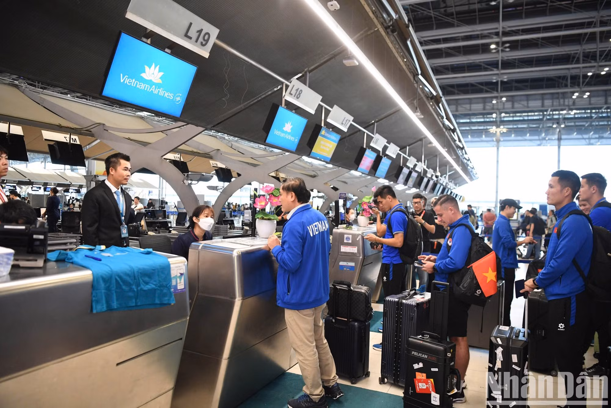 Representantes de la sucursal de Vietnam Airlines ayudan al equipo con los procedimientos de vuelo. Representantes de la sucursal de Vietnam Airlines ayudan al equipo con los procedimientos de vuelo.