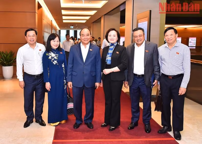 El presidente Nguyen Xuan Phuc y los diputados.