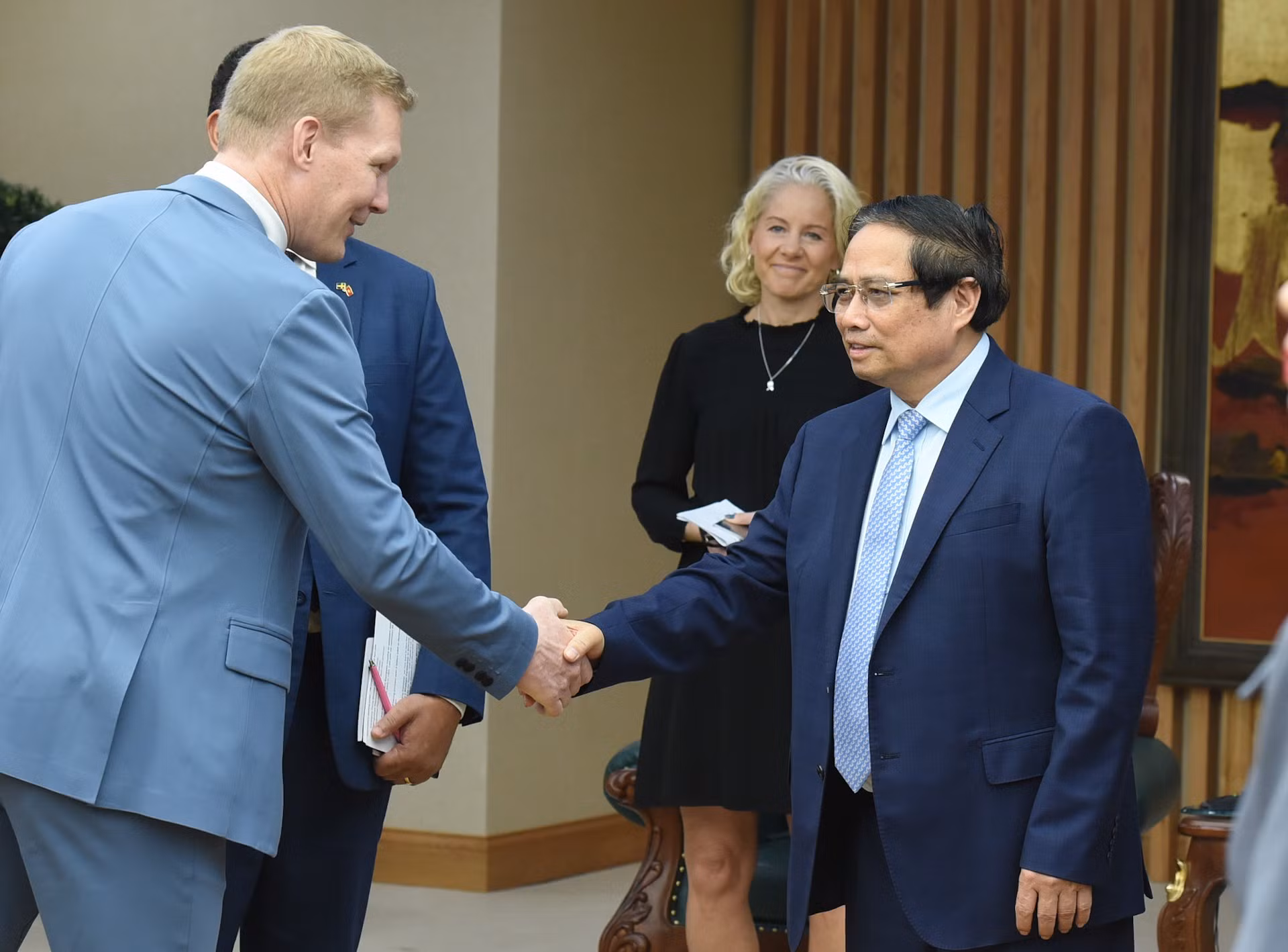El primer ministro de Vietnam, Pham Minh Chinh, da la bienvenida a la delegación del grupo Syre.