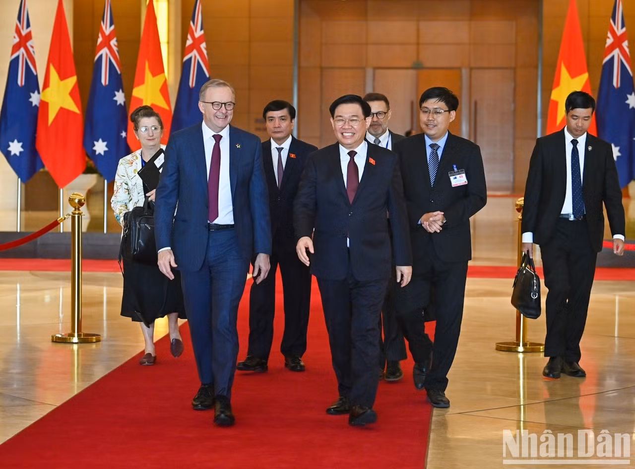 Dinh Hue y Albanese intercambian opiniones después de la reunión.