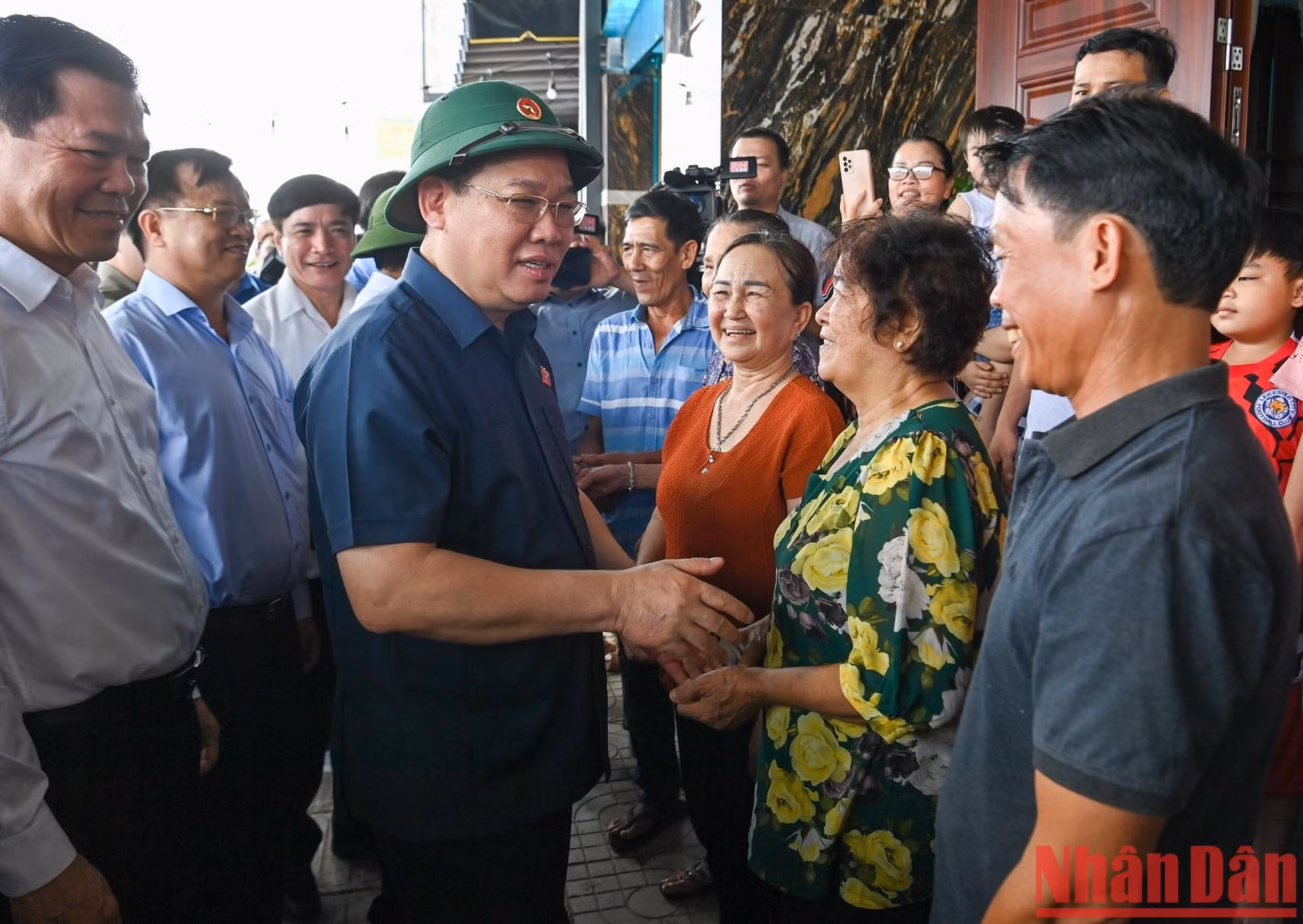 Dinh Hue conversa con residentes en el área de reasentamiento de Loc An-Binh Son.