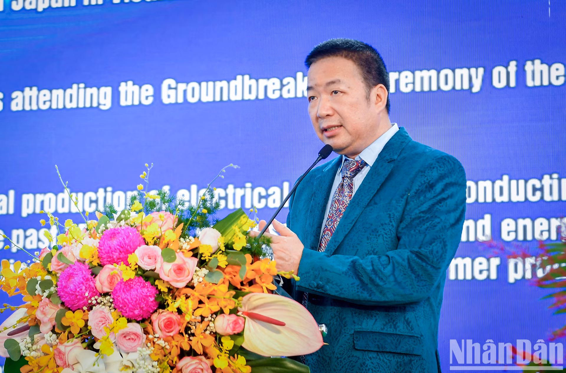 Man Ngoc Anh, presidente del Grupo Hanaka, inversionista del proyecto, habla en la ceremonia.