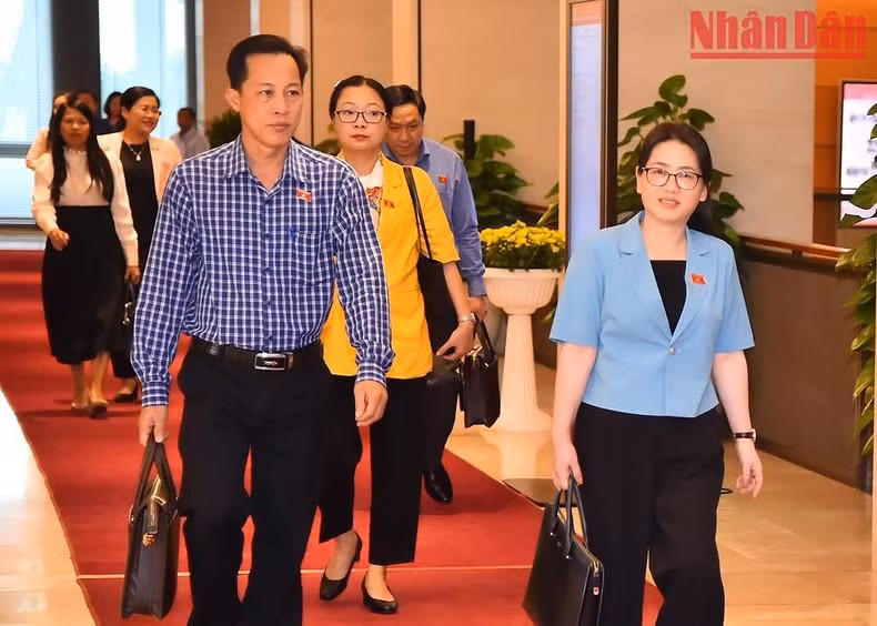 Los delegados llegan a la sala de reunión de Dien Hong.