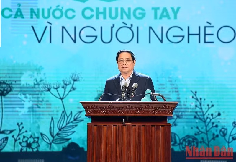 Minh Chinh lanza la campaña del "Mes por los pobres”.