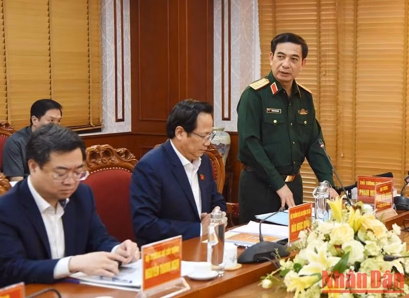 El ministro de Defensa, general Phan Van Giang pronuncia un discurso en el evento. El ministro de Defensa, general Phan Van Giang pronuncia un discurso en el evento.