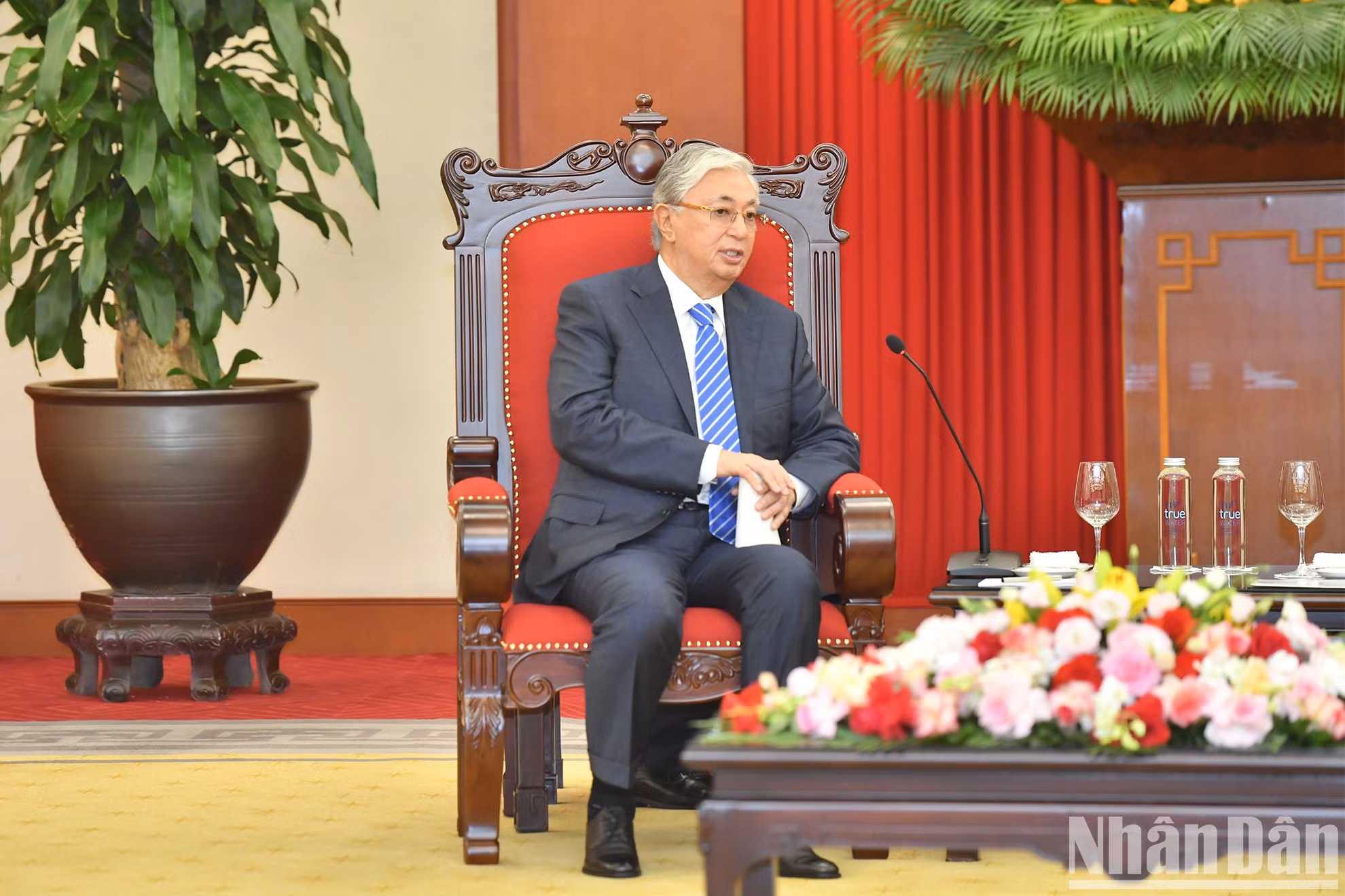 Tokayev interviene.