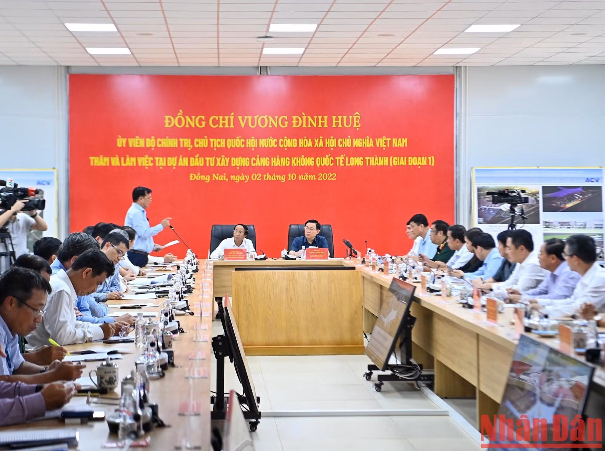 Panorama de la reunión entre el titular del Parlamento y la Junta de Gestión del proyecto del aeropuerto de Long Thanh.