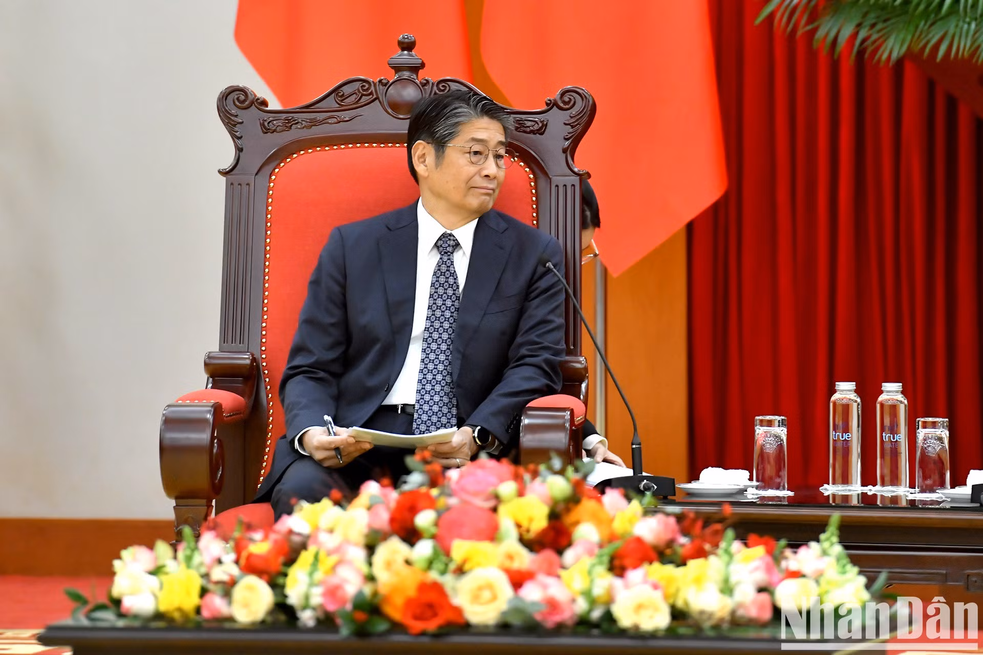El diplomático japonés habla en la cita.