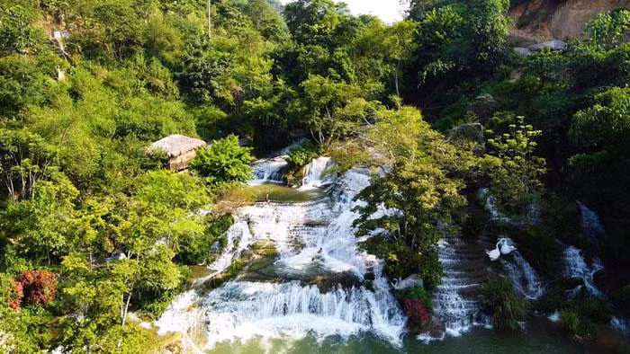 El agua en la cascada mana durante todo el año. El agua en la cascada mana durante todo el año.