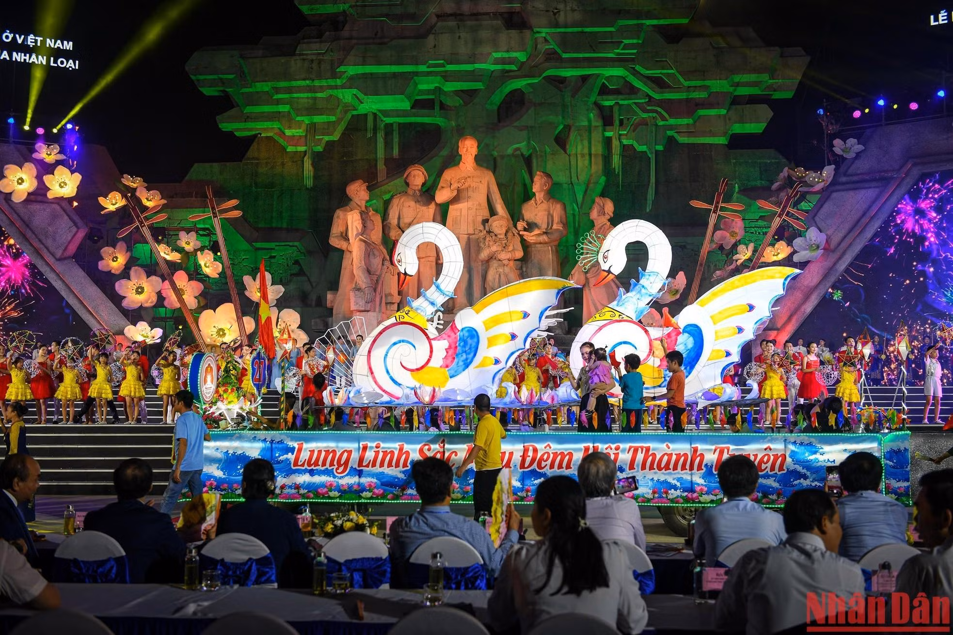 Los faroles gigantes del Festival del Medio Otoño componen el colorido Festival Thanh Tuyen.