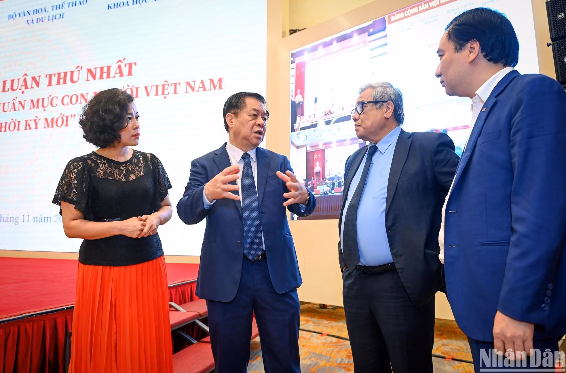 Trong Nghia intercambia opiniones con los participantes en el evento.