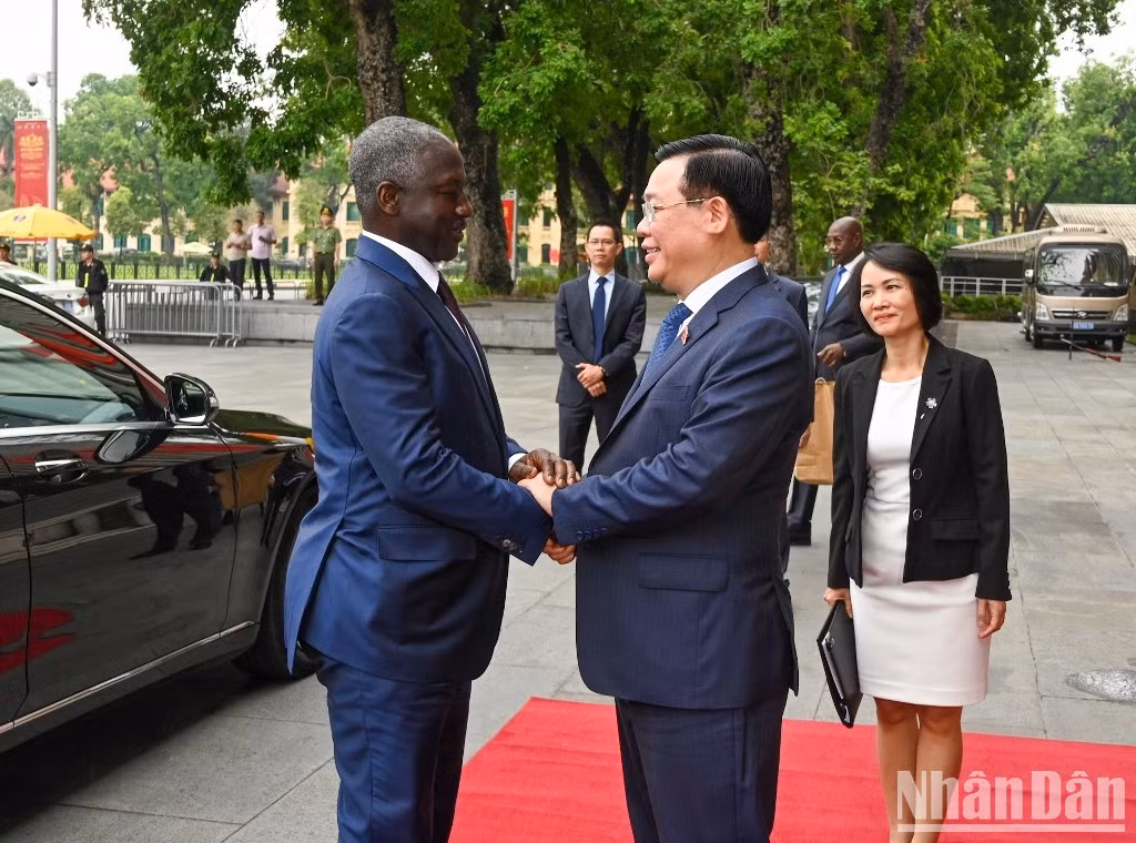 El titular del Parlamento de Vietnam, Vuong Dinh Hue, recibe a su par marfileño, Adama Bictogo.