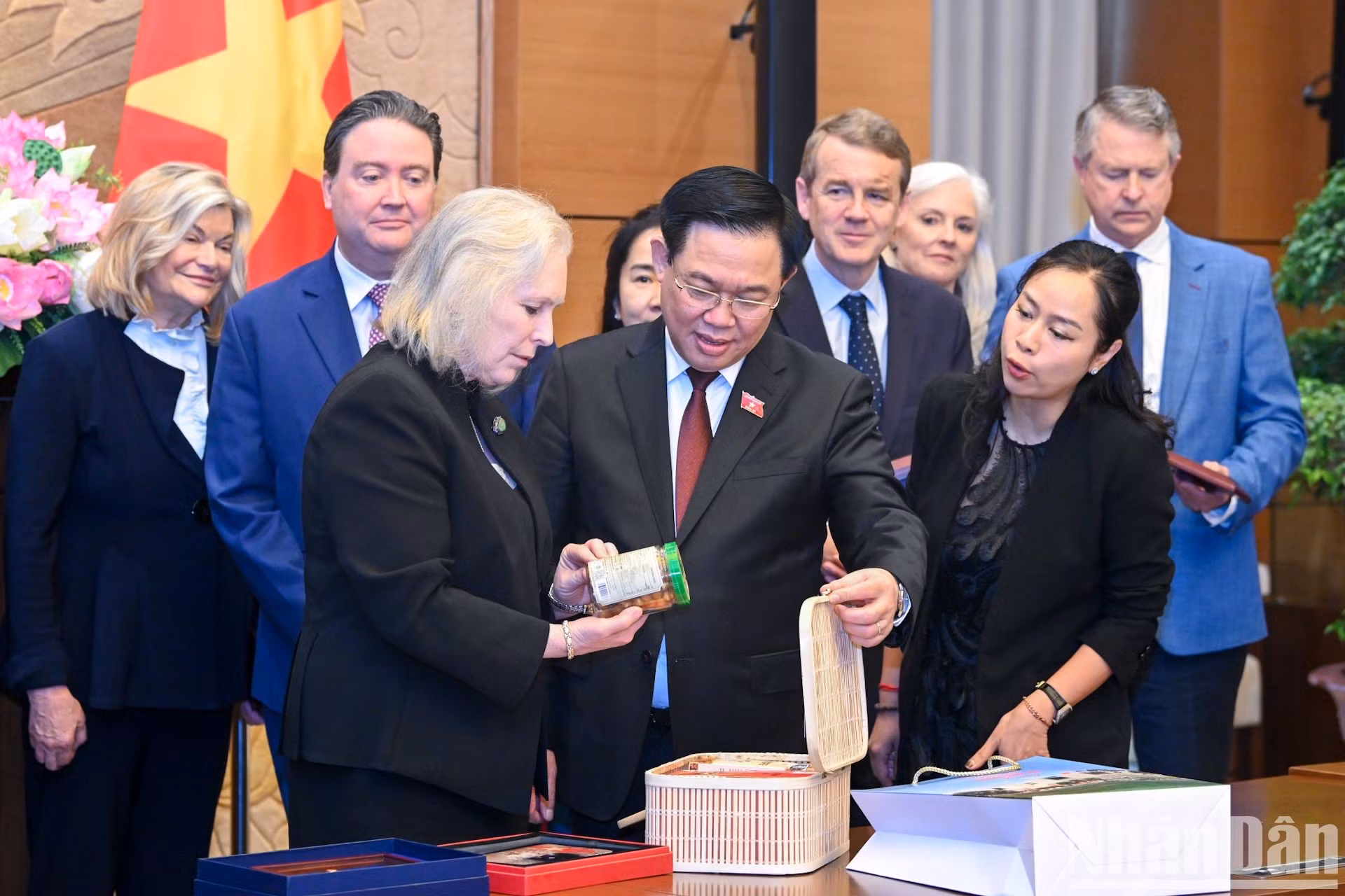 Dinh Hue presenta regalos a Kirsten.