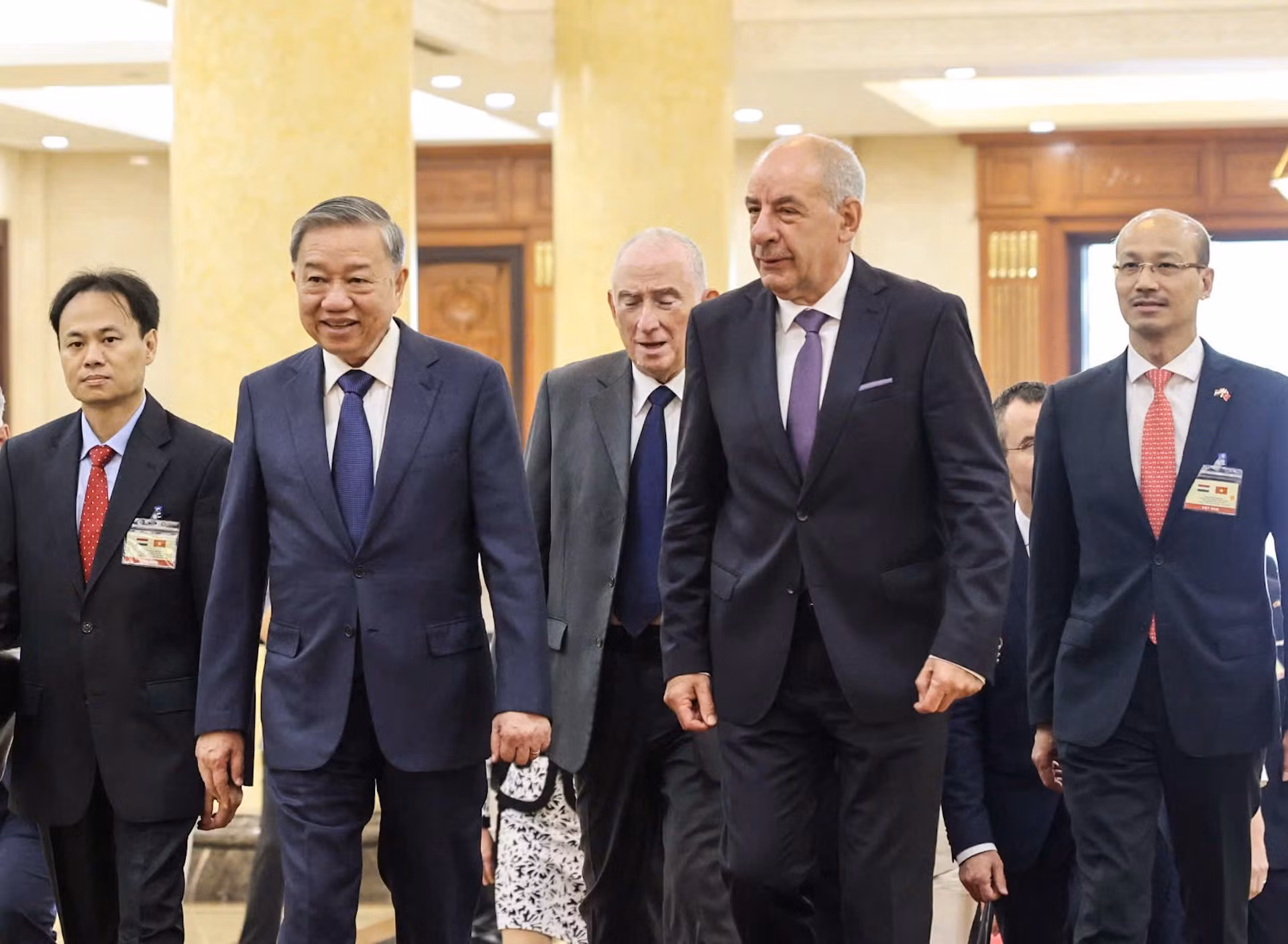 El secretario general del Partido Comunista de Vietnam, To Lam, recibe al presidente de Hungría, Sulyok Tamás.