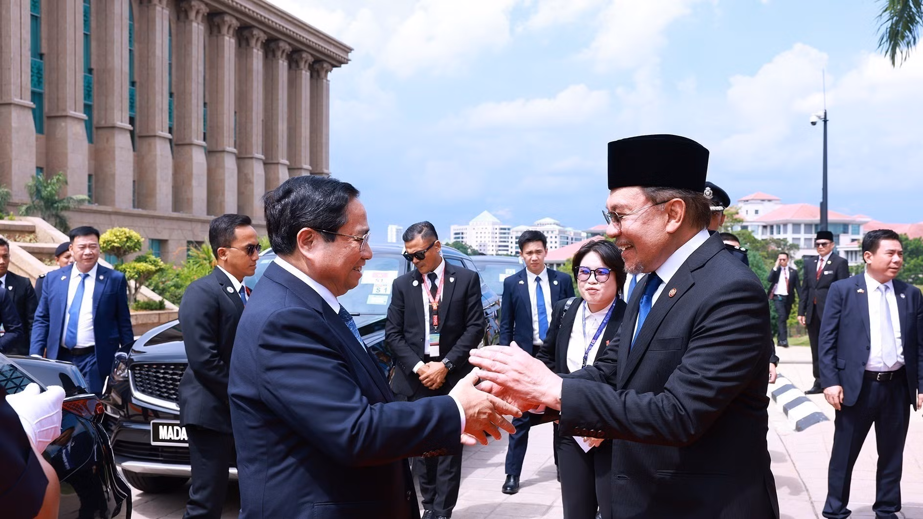 [Foto] Efectúan en Malasia ceremonia oficial de bienvenida al primer ministro de Vietnam