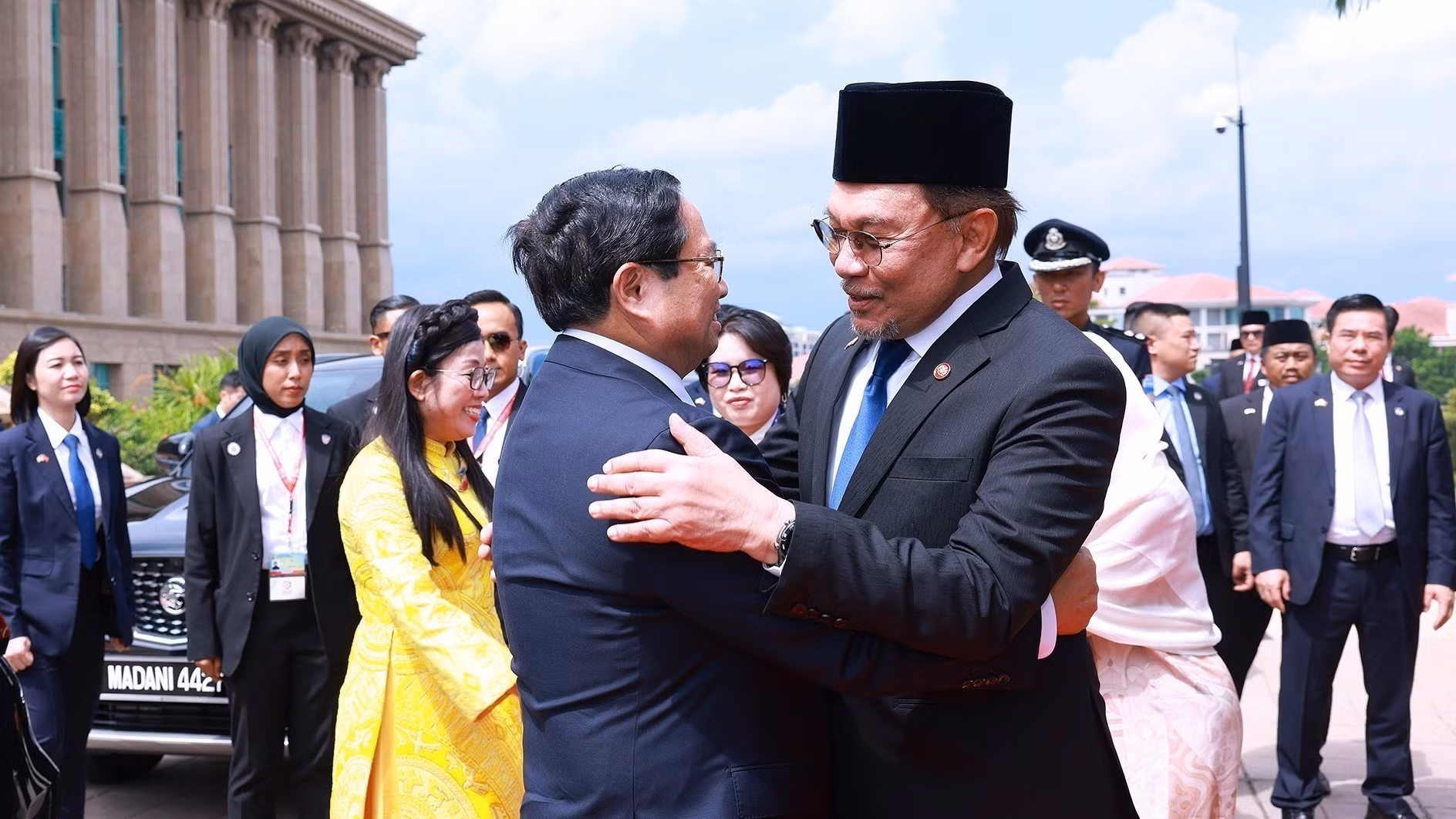 El primer ministro de Malasia, Anwar Ibrahim, recibe a su par de Vietnam, Pham Minh Chinh.