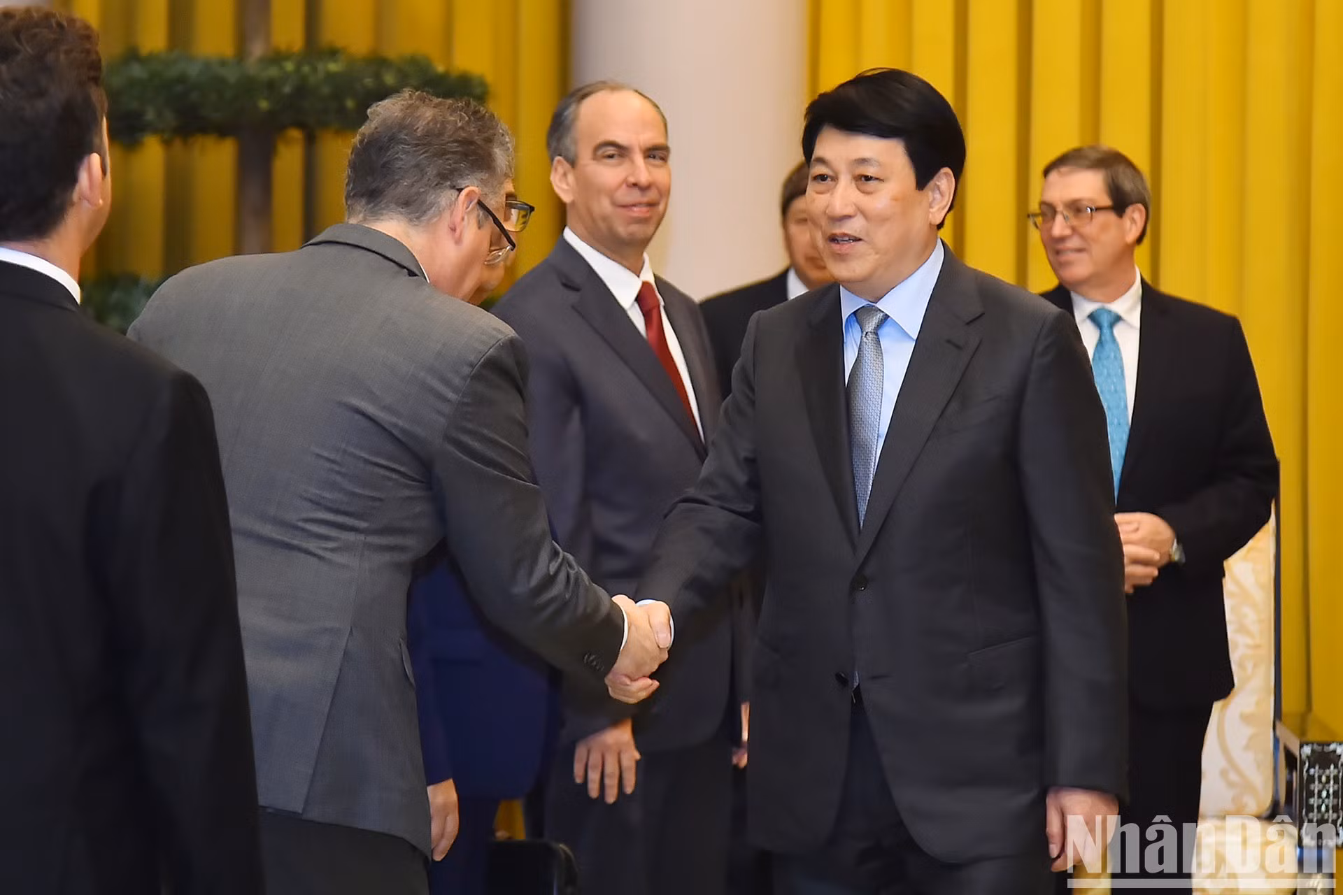 Luong Cuong da la bienvenida a los miembros de la delegación cubana.