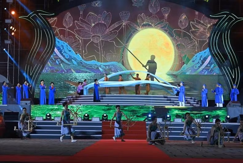Espectáculo del canto folklórico Vi giam, de la provincia de Nghe Tinh.